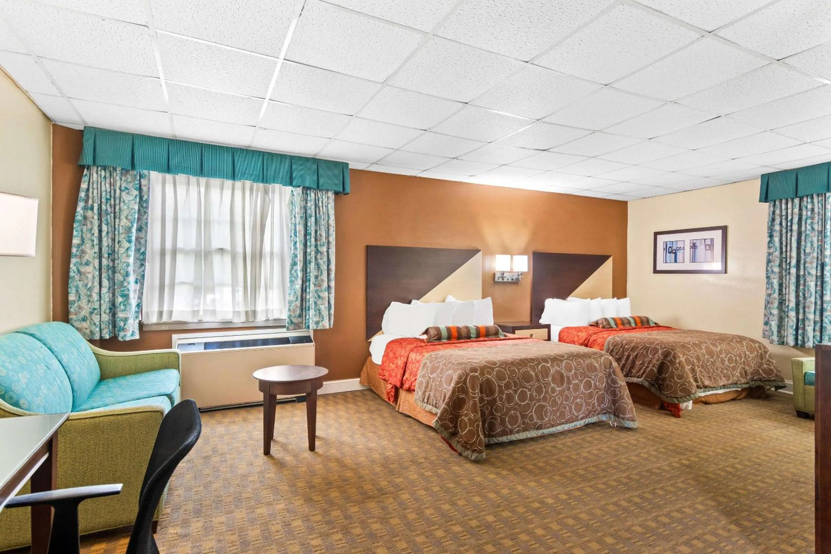 Bedroom, Bed in Rodeway Inn Williamsburg Edge District