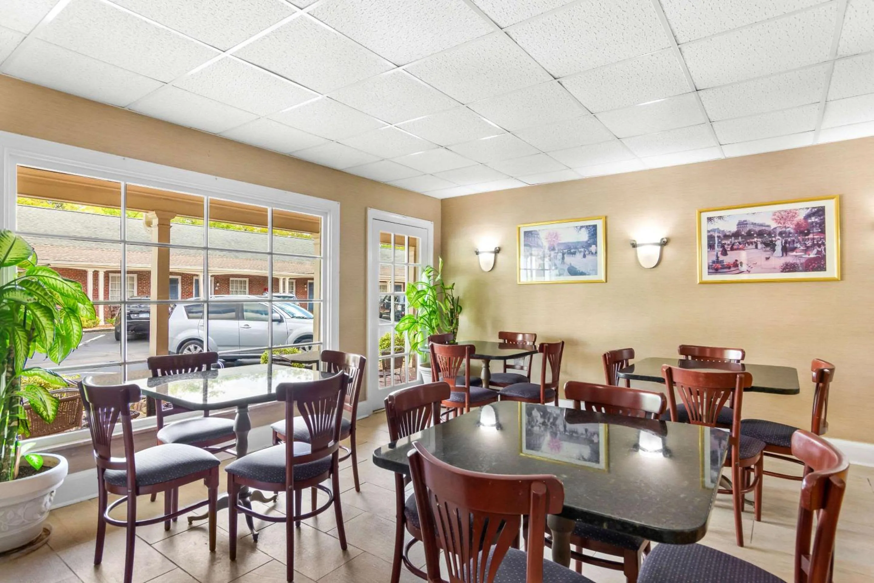 Breakfast in Rodeway Inn Williamsburg Edge District