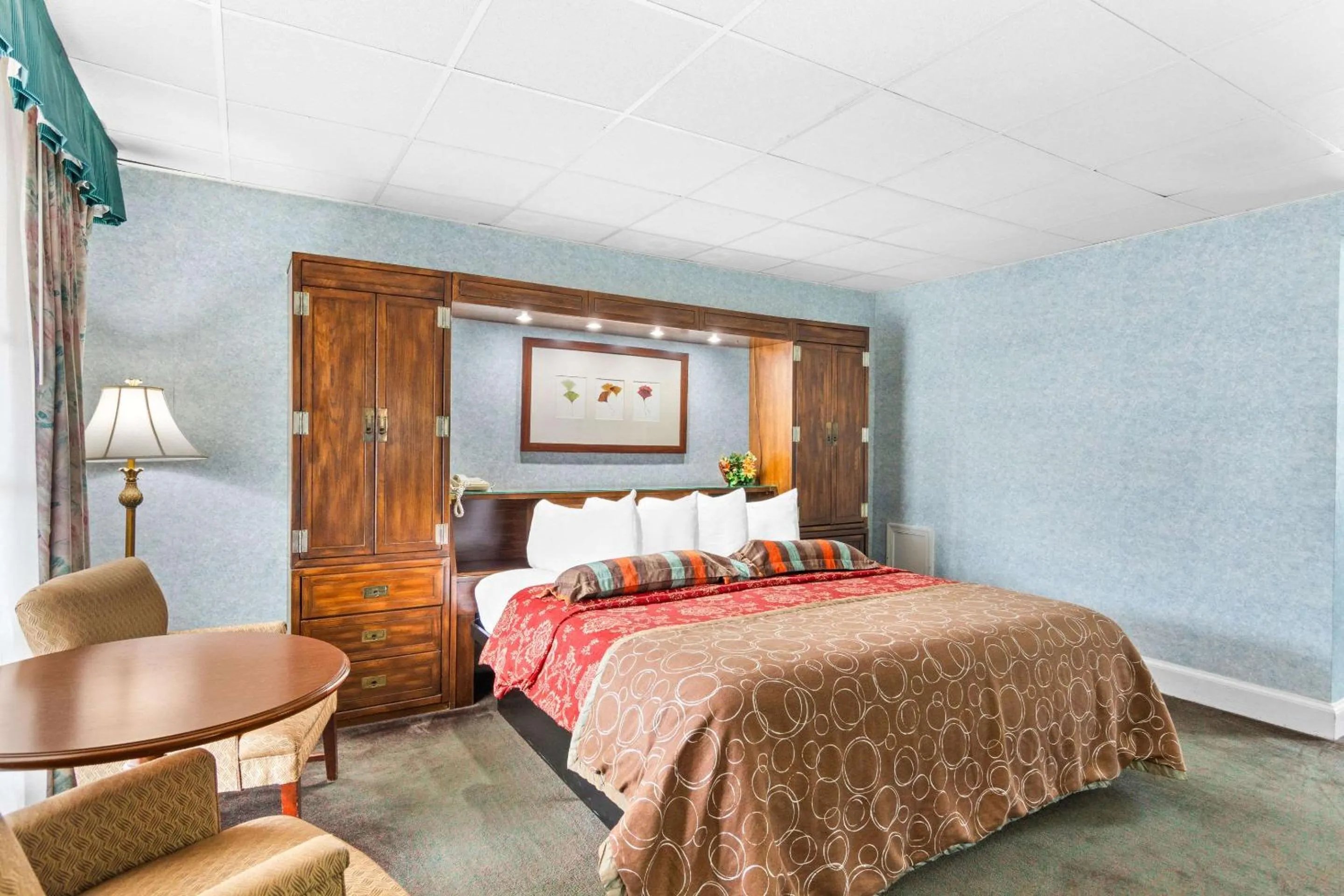 Bedroom, Bed in Rodeway Inn Williamsburg Edge District