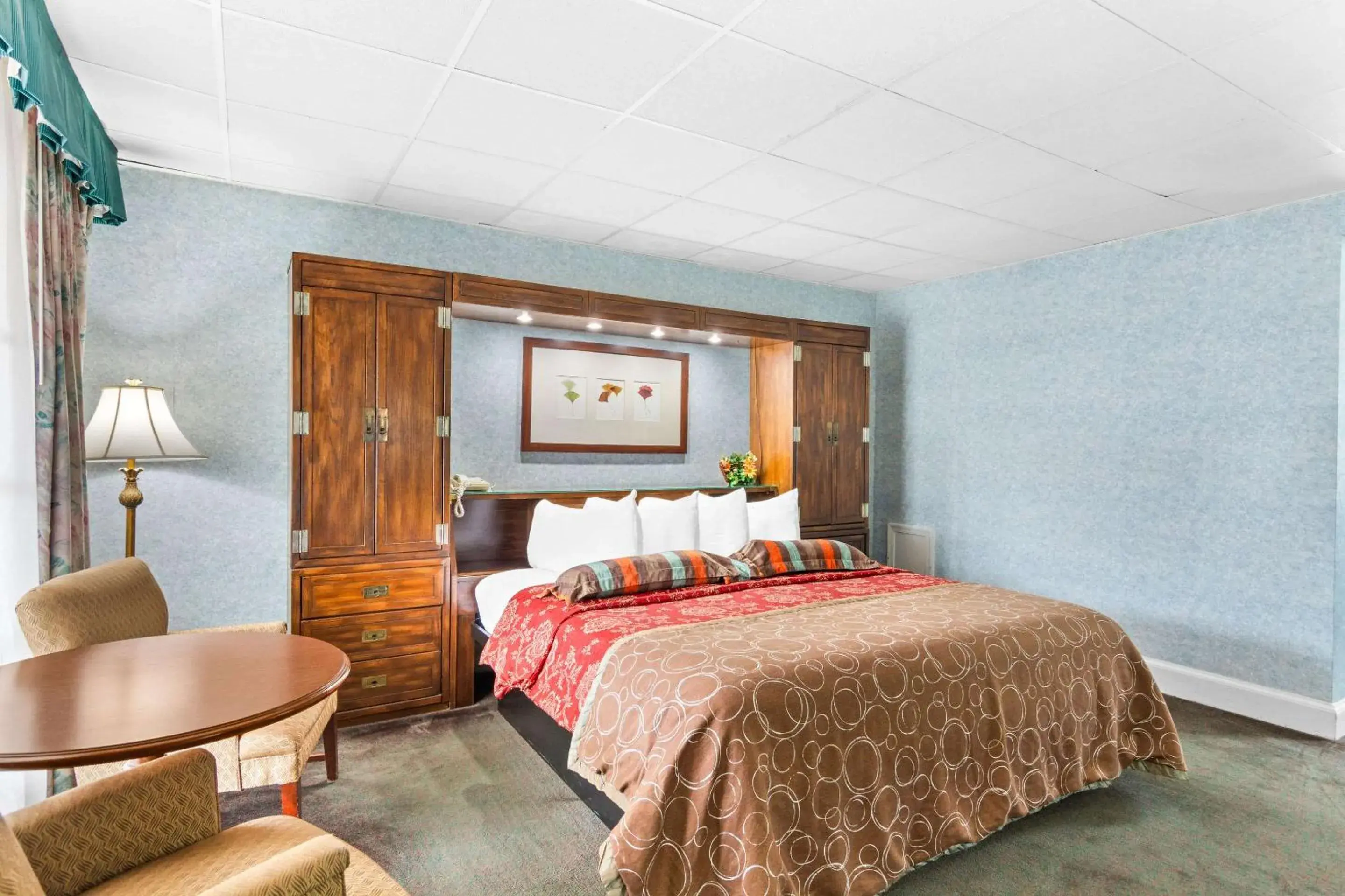 Bedroom, Bed in Rodeway Inn Historic Bedroom, Bed in Rodeway Inn Historic