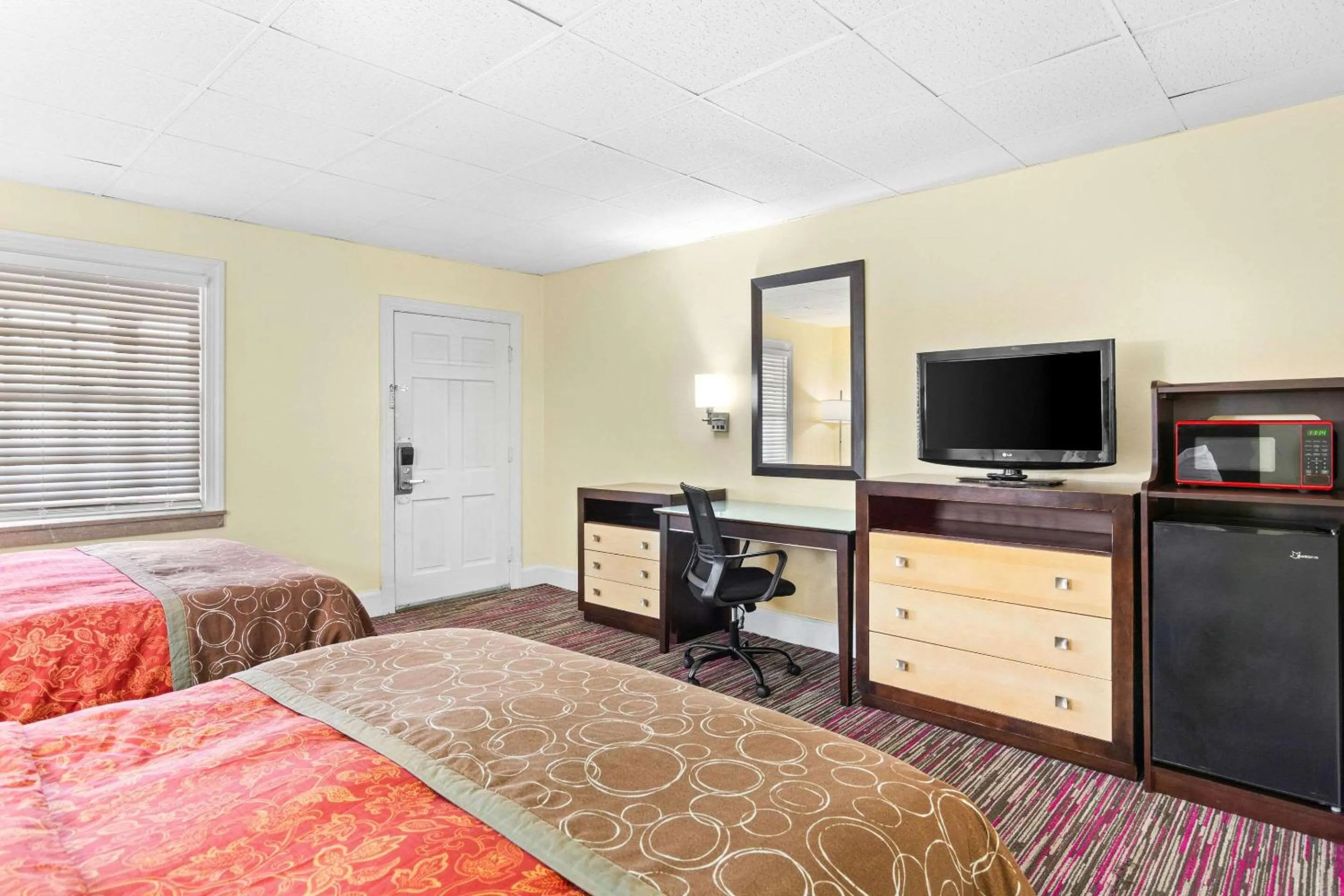 Bedroom, Bed in Rodeway Inn Williamsburg Edge District