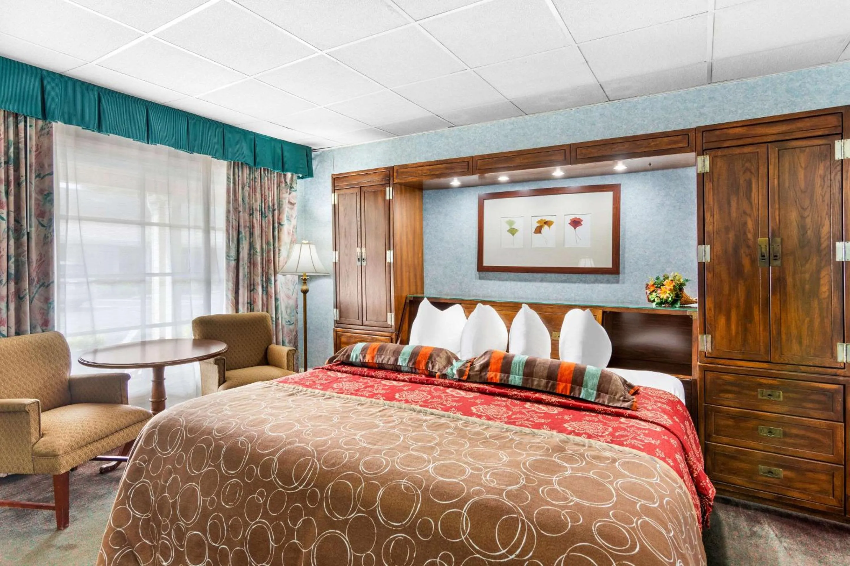 Bedroom, Bed in Rodeway Inn Williamsburg Edge District