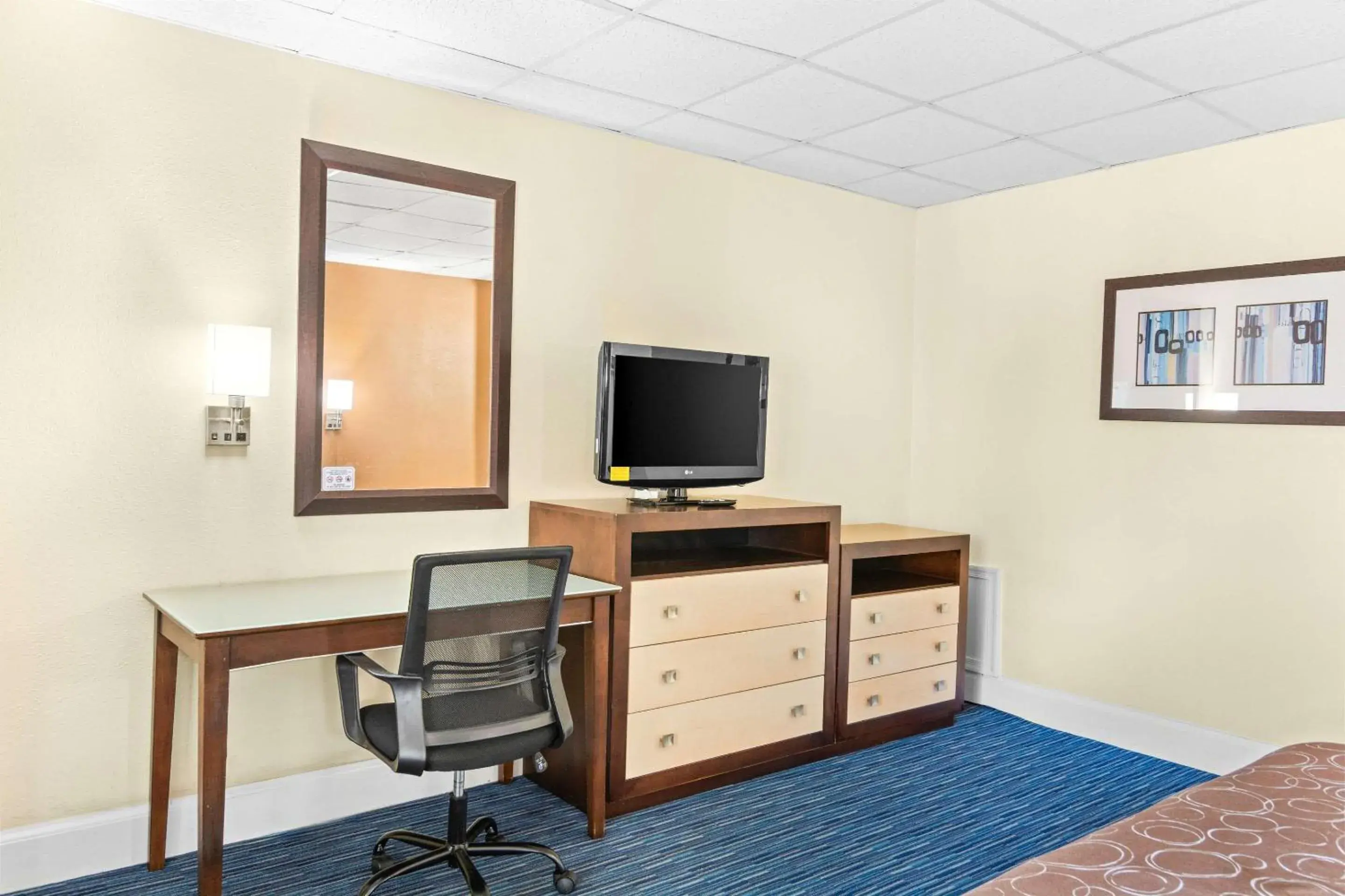 Bedroom in Rodeway Inn Historic Bedroom in Rodeway Inn Historic