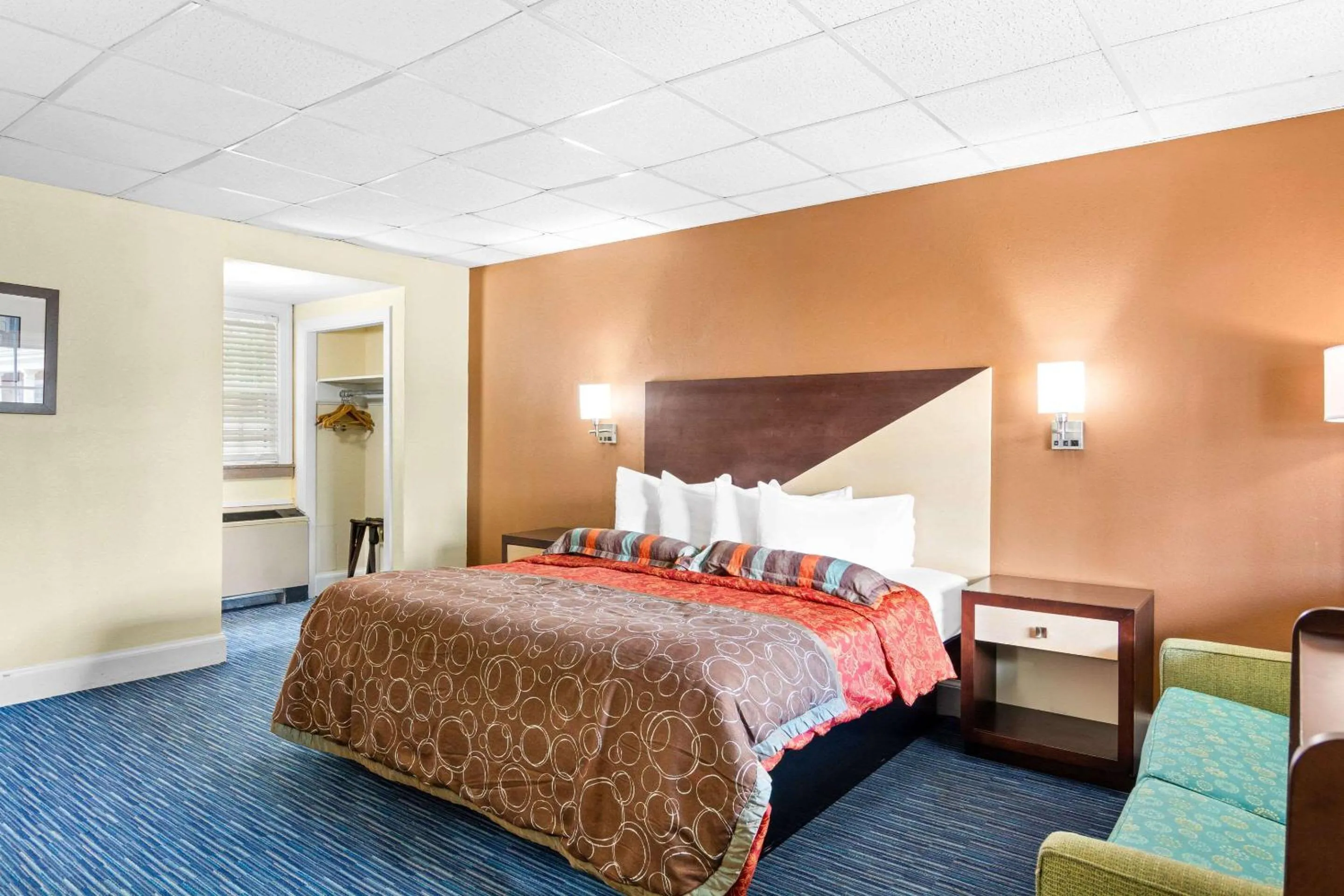 Bedroom, Bed in Rodeway Inn Williamsburg Edge District