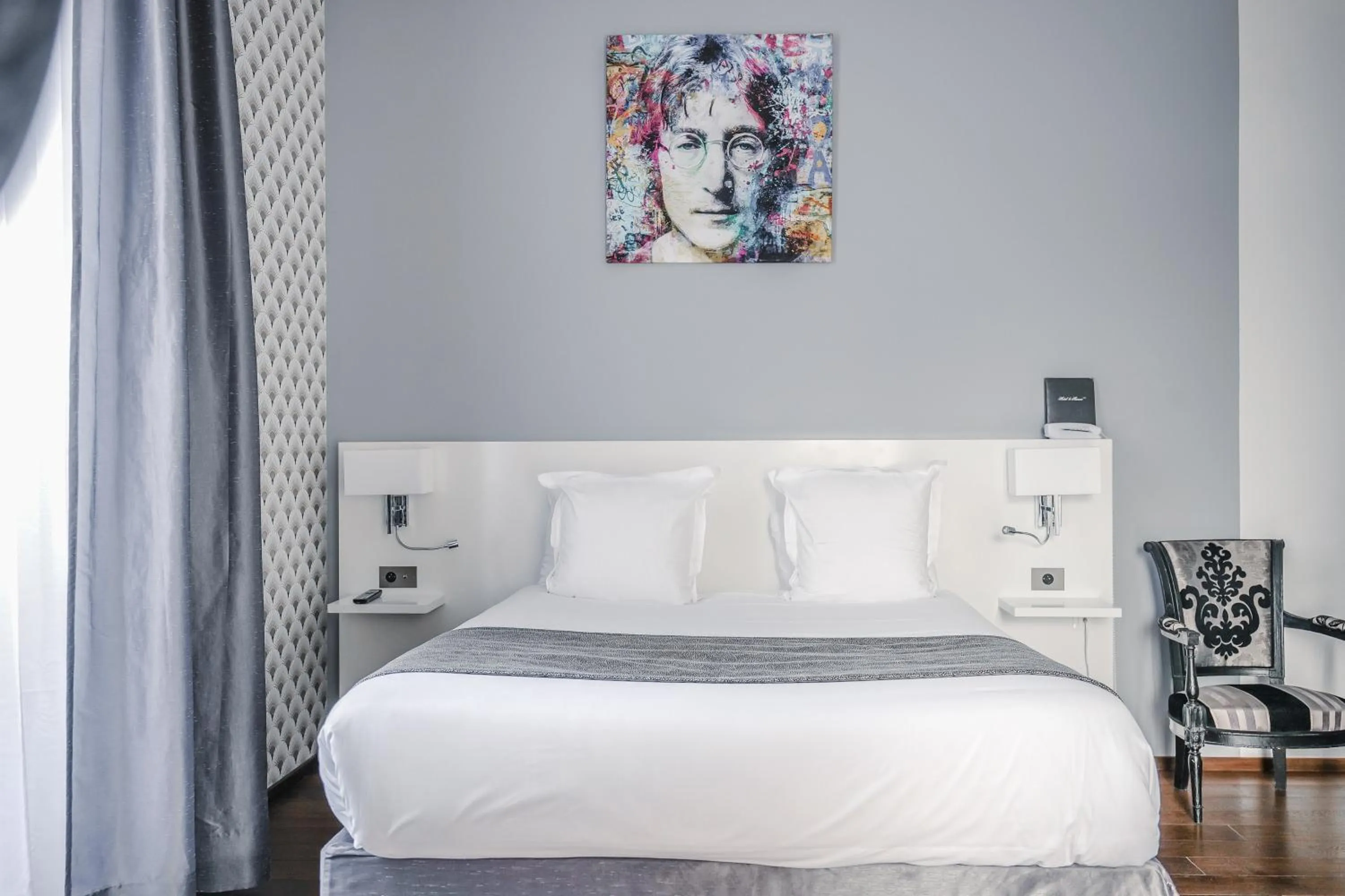 Bed in Le Manoir Hôtel