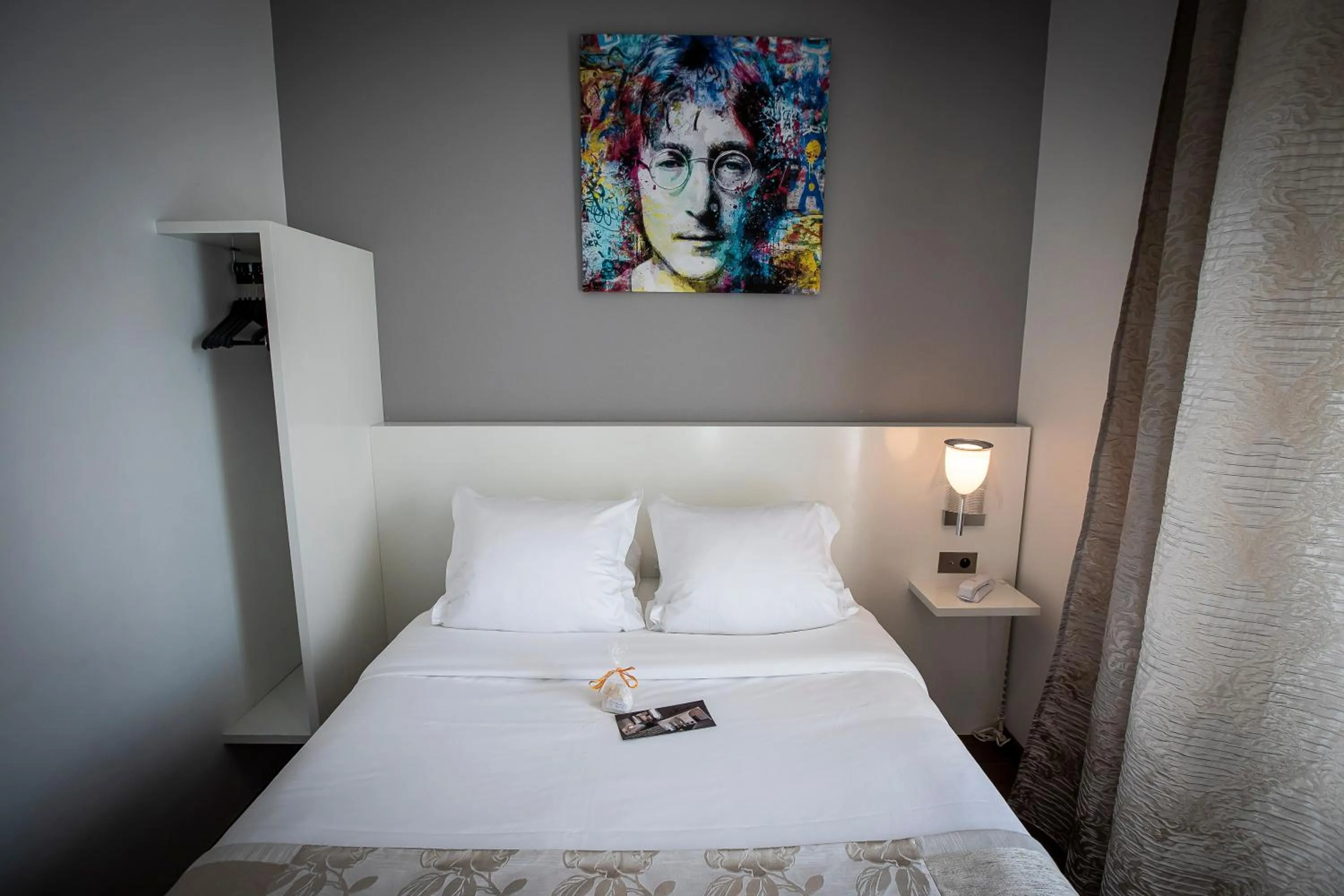 Bed in Le Manoir Hôtel