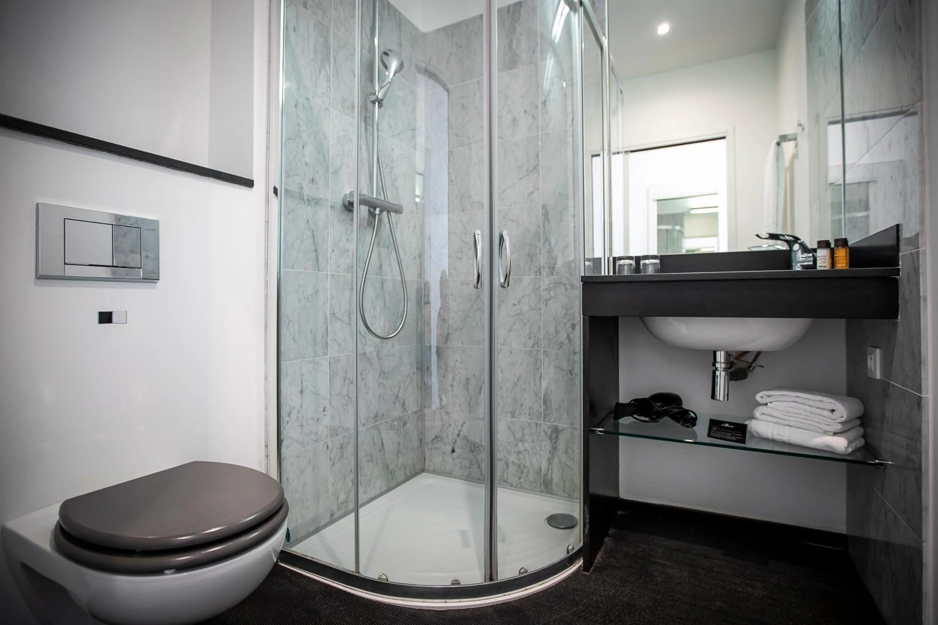 Bathroom in Le Manoir Hôtel