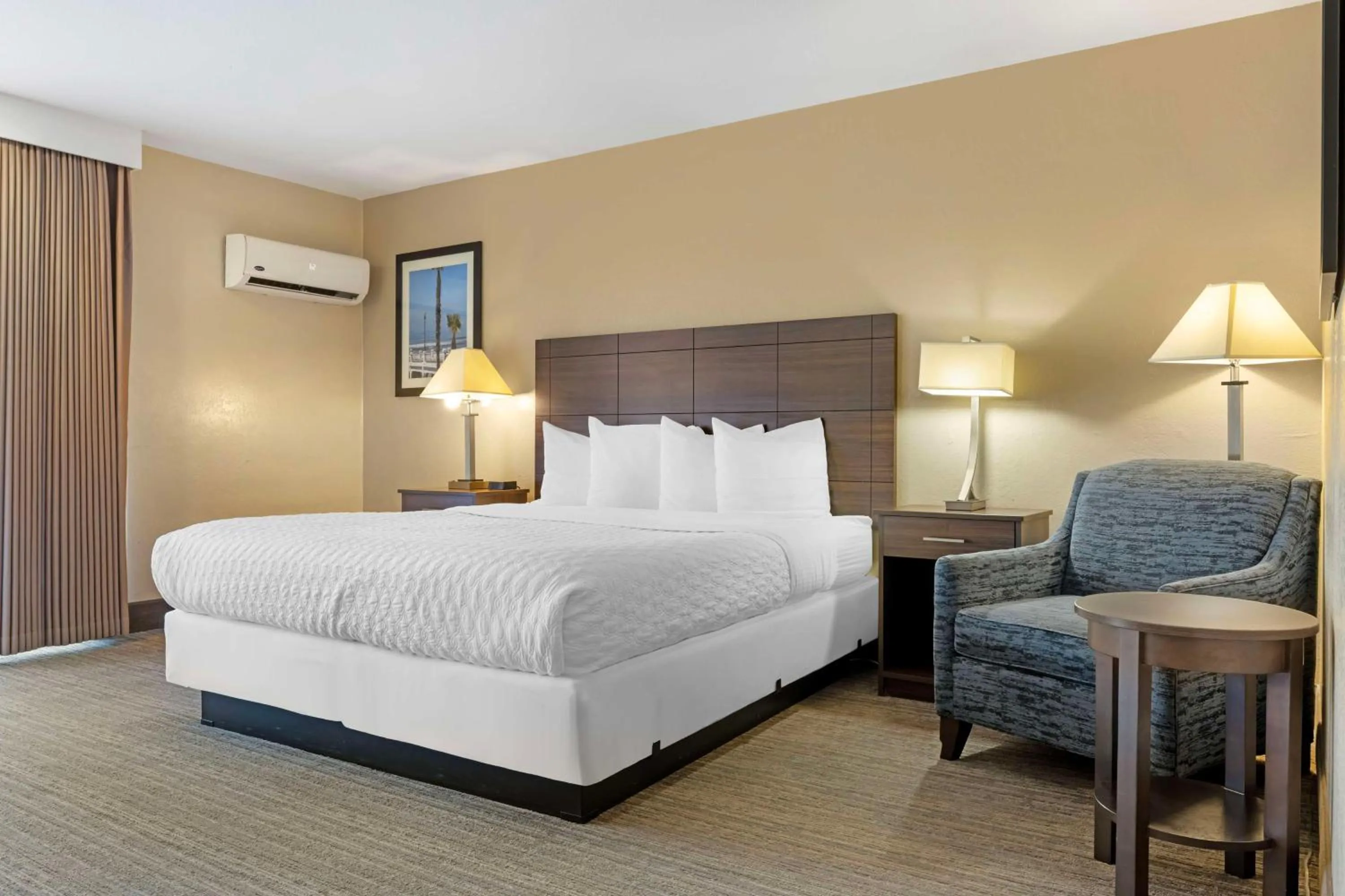 Bedroom, Bed in Best Western Oceanside Inn