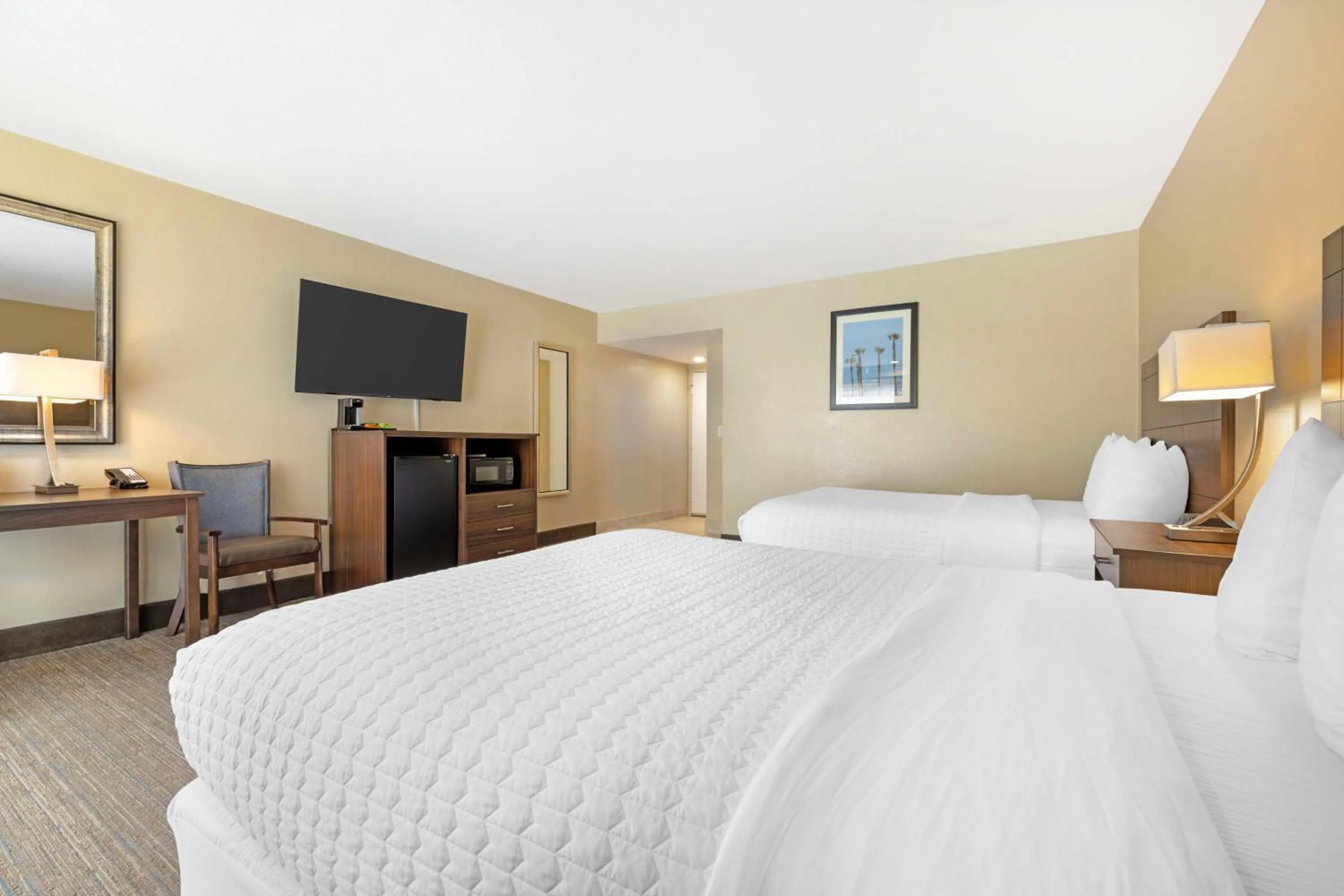 Bedroom, Bed in Best Western Oceanside Inn