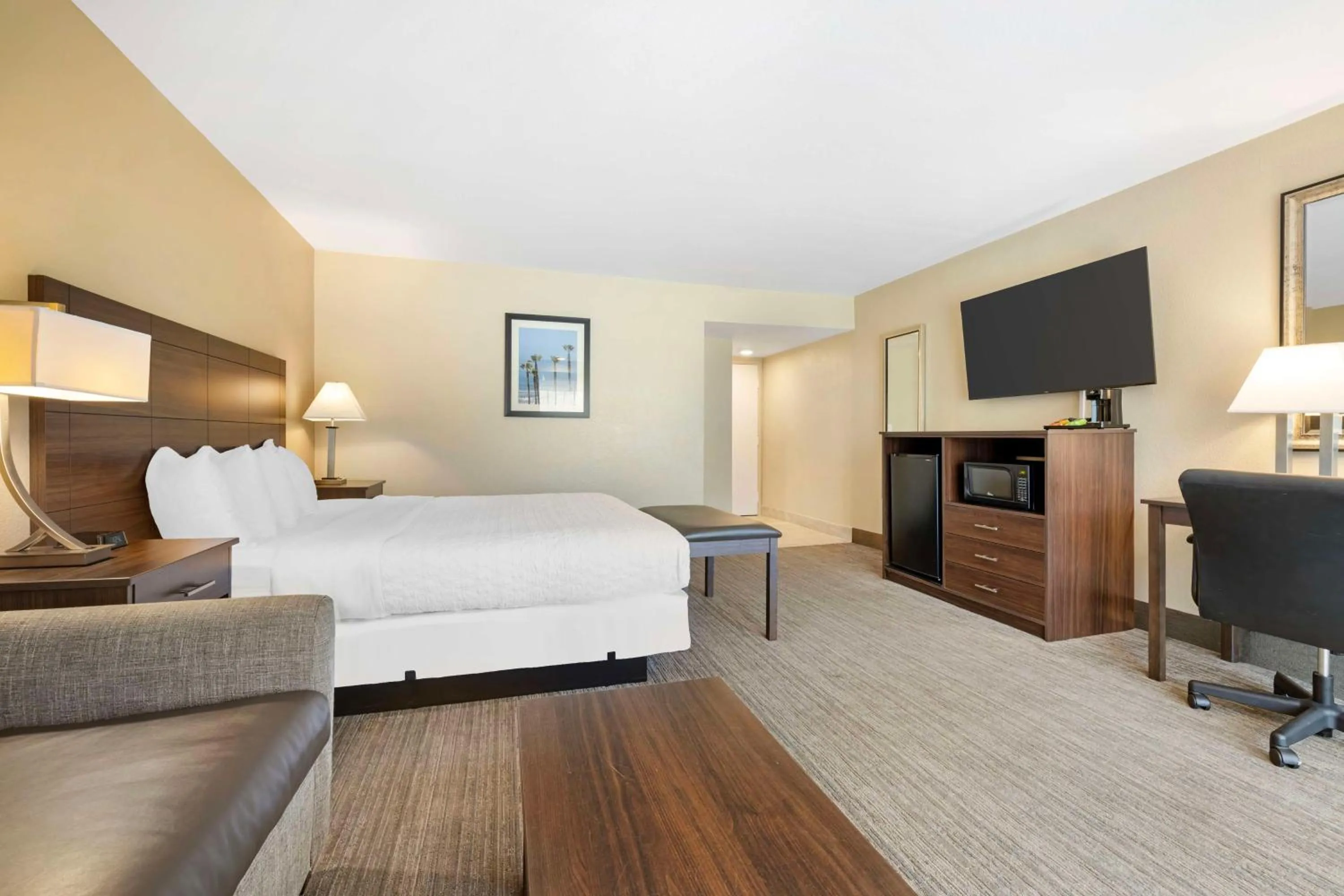 Bedroom, Bed in Best Western Oceanside Inn