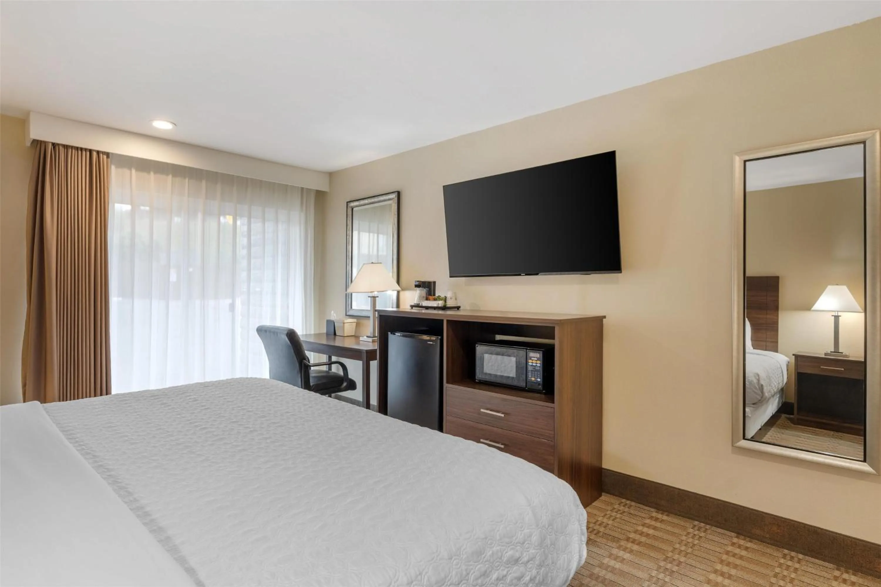 Bedroom, Bed in Best Western Oceanside Inn