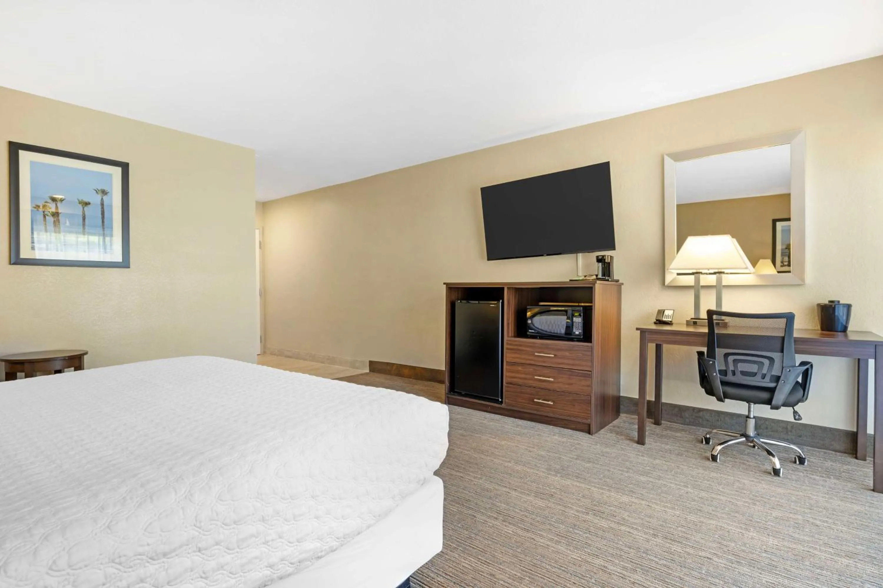 Bedroom, Bed in Best Western Oceanside Inn