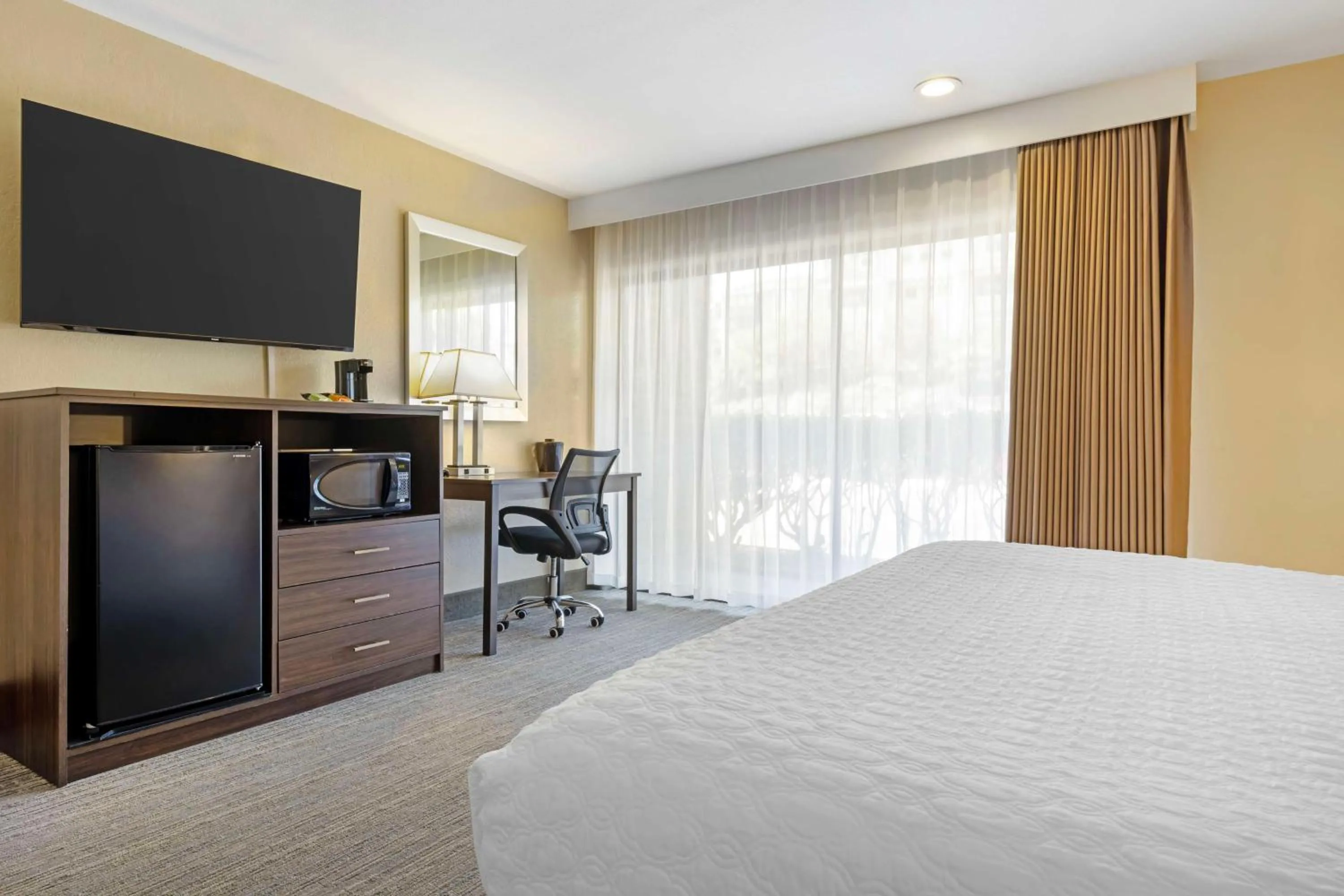 Bedroom, Bed in Best Western Oceanside Inn