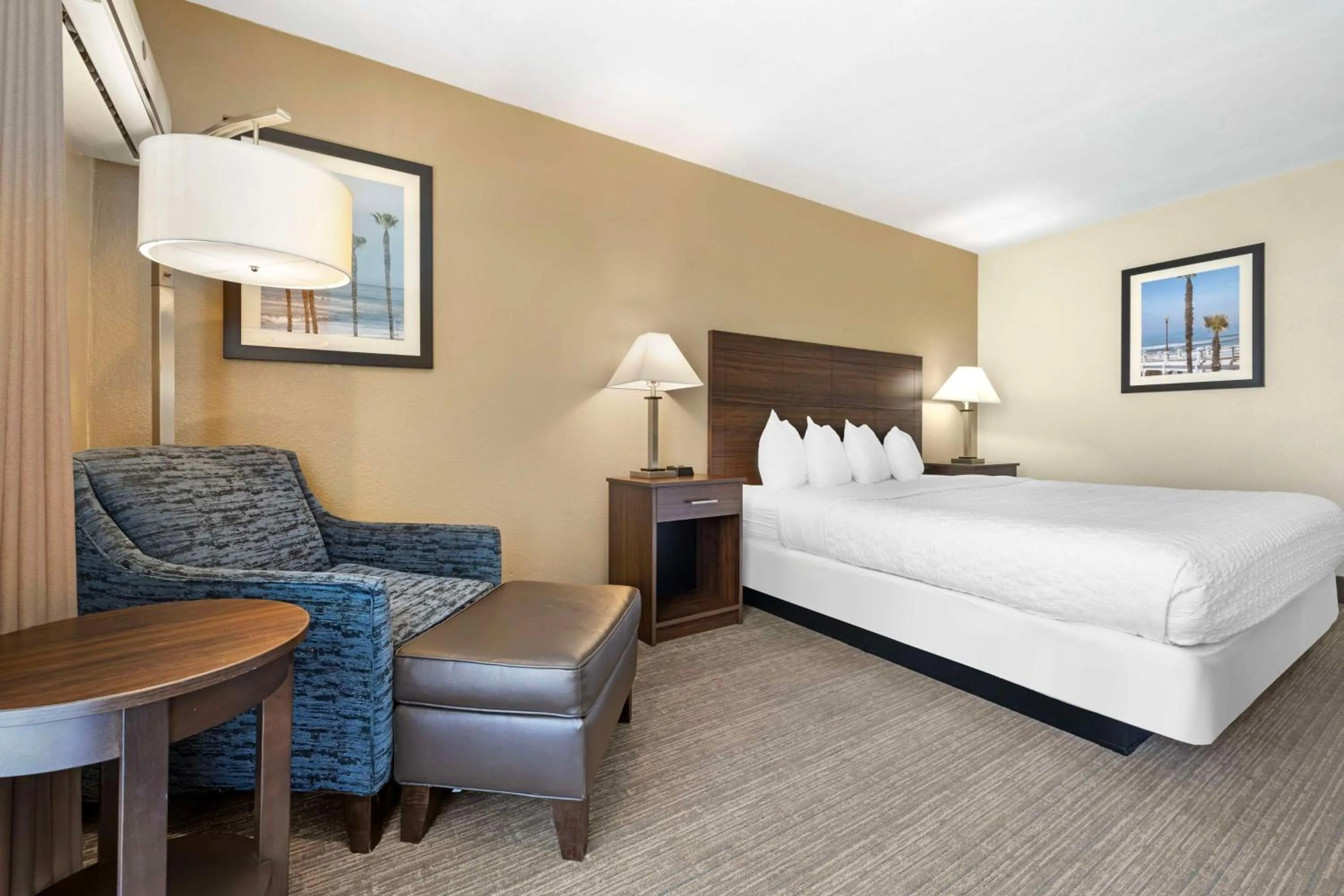 Bedroom, Bed in Best Western Oceanside Inn