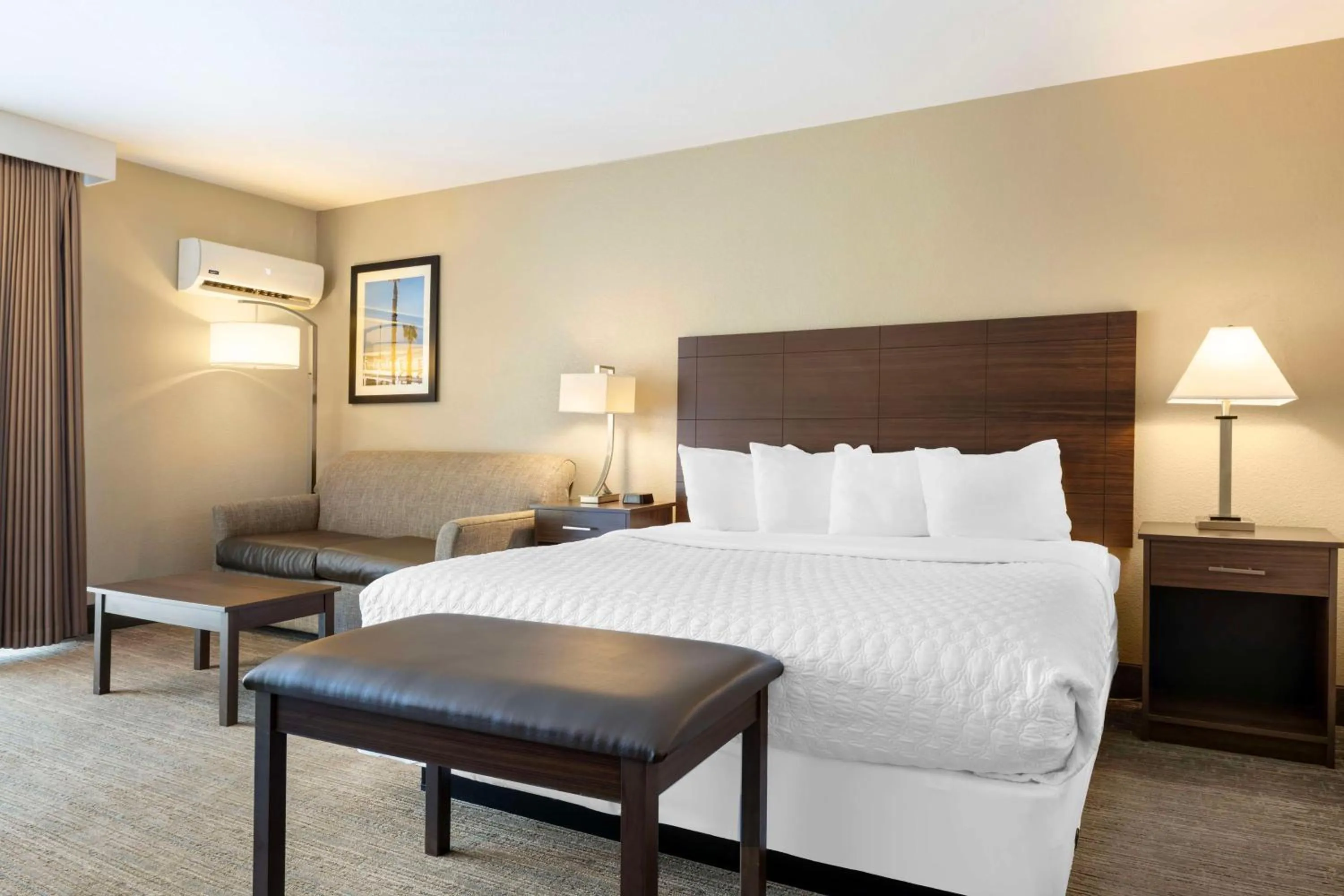 Bedroom, Bed in Best Western Oceanside Inn