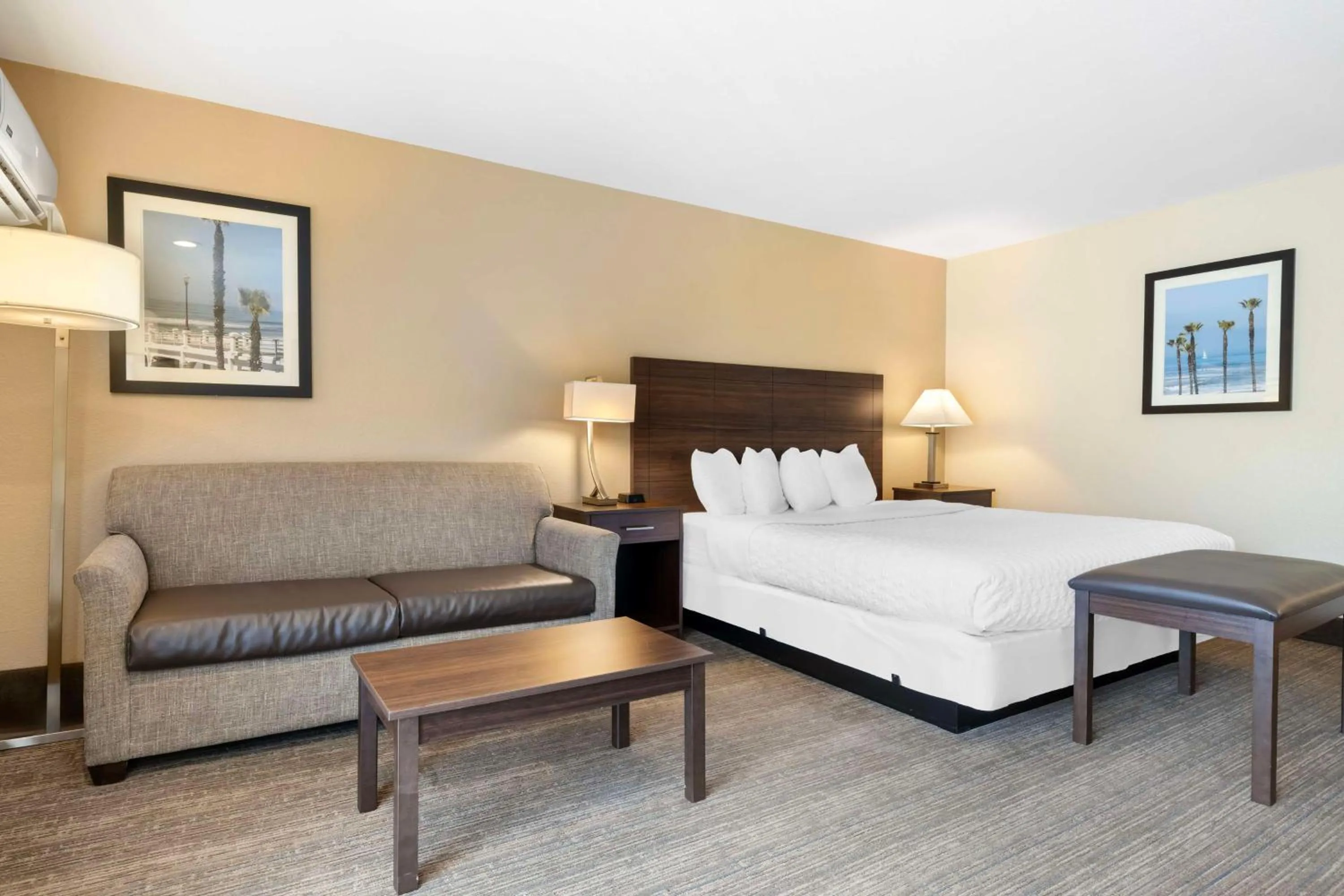 Bedroom, Bed in Best Western Oceanside Inn