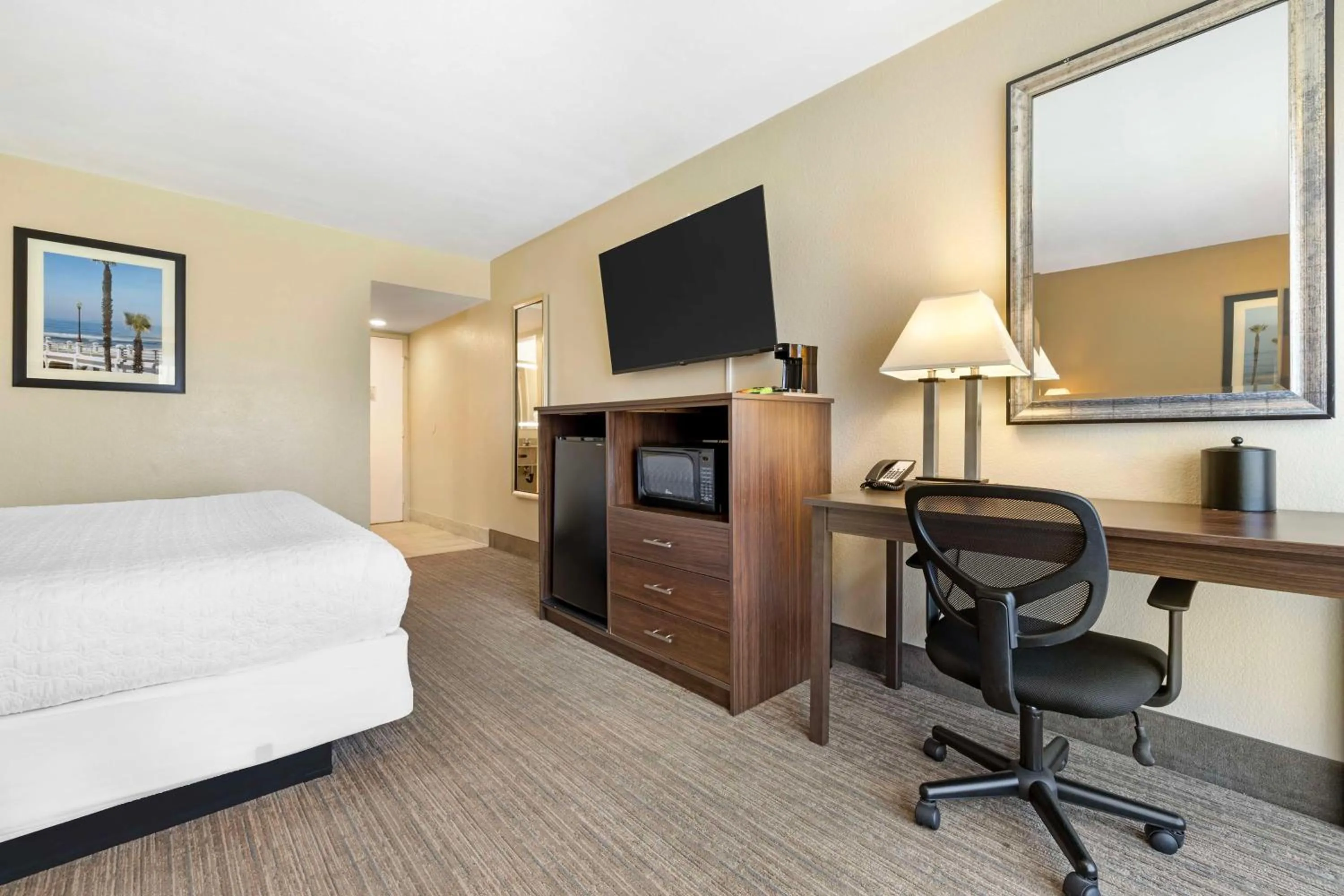 Bedroom, Bed in Best Western Oceanside Inn