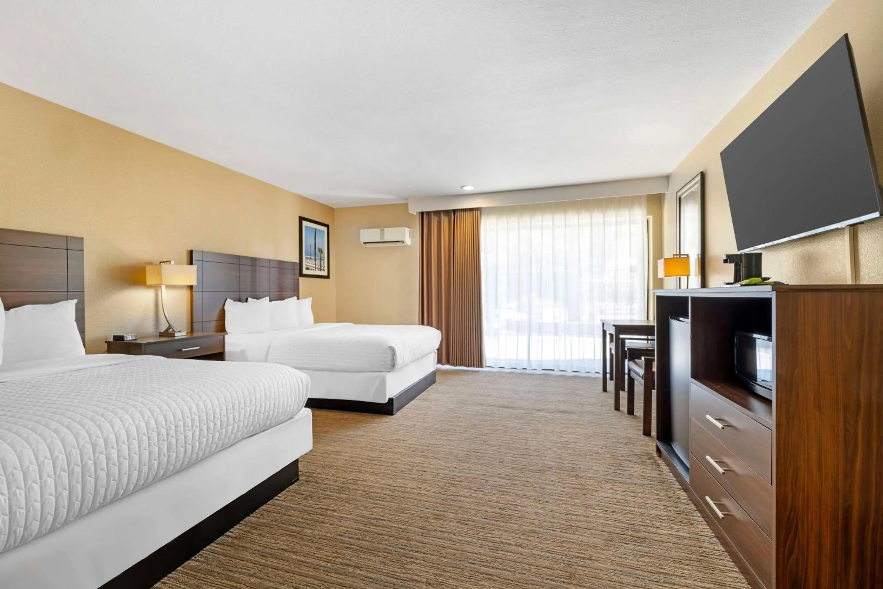 Bedroom, Bed in Best Western Oceanside Inn