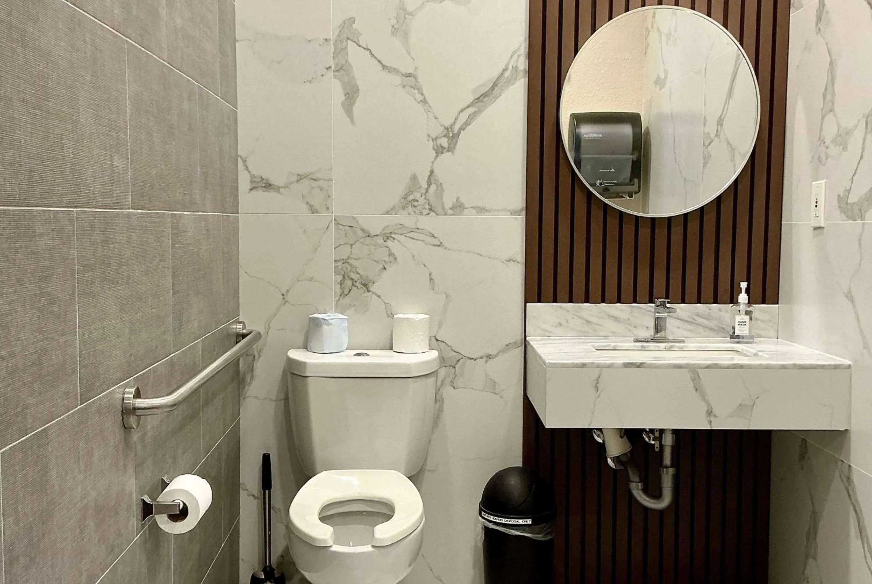 Bathroom in Days Inn by Wyndham Arlington