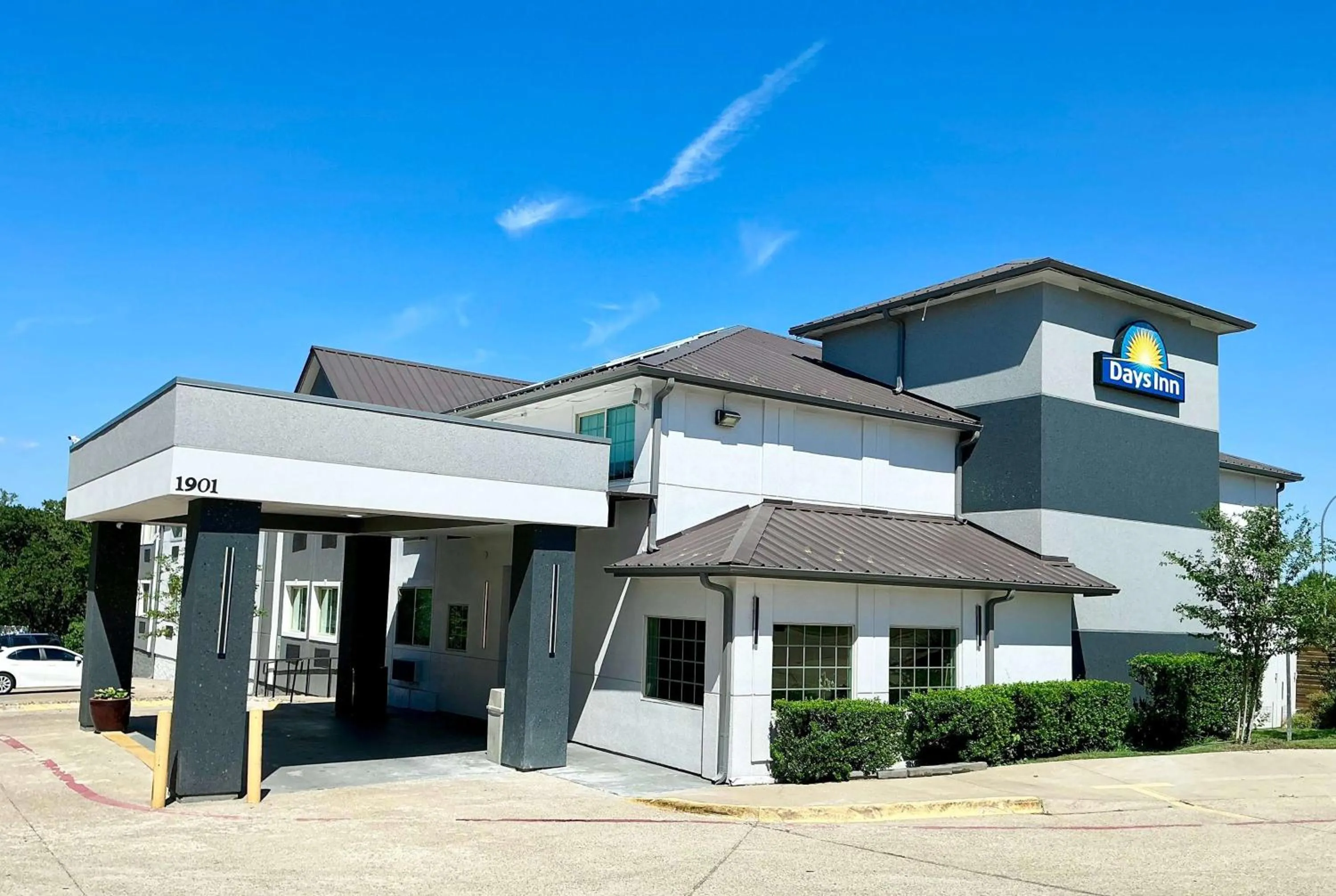 Property building in Days Inn by Wyndham Arlington