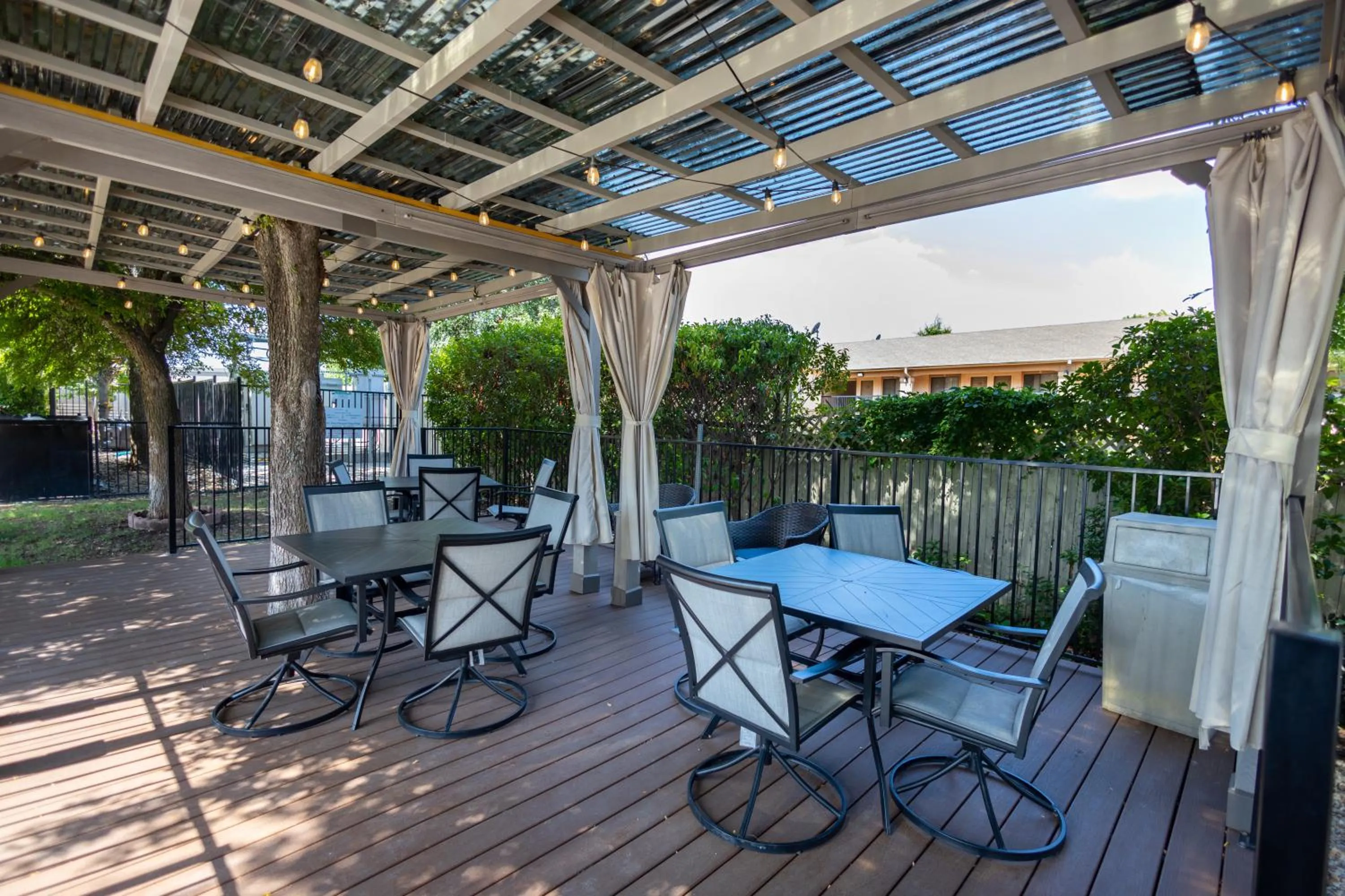 Balcony/Terrace in Days Inn by Wyndham Arlington