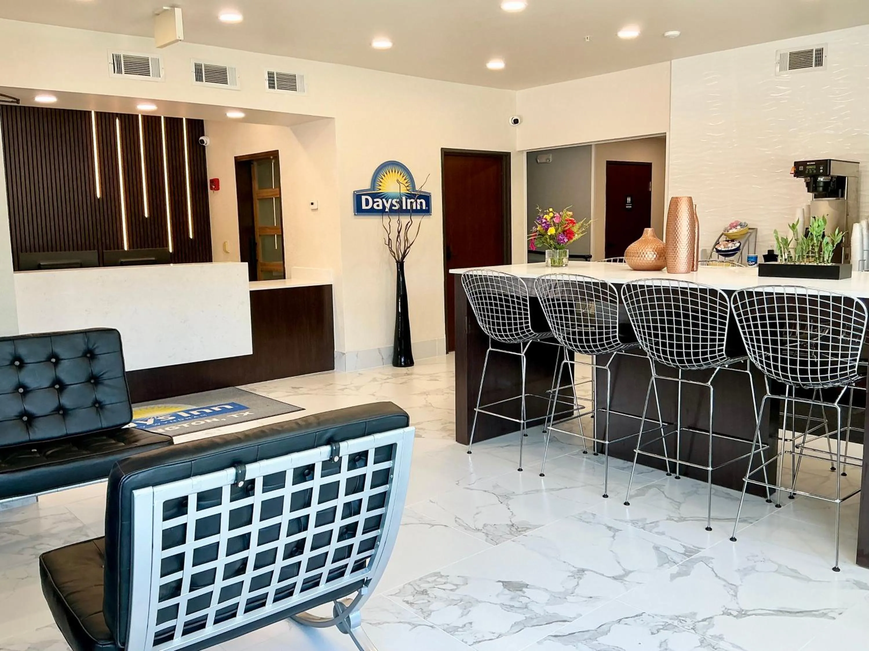 Lobby or reception in Days Inn by Wyndham Arlington