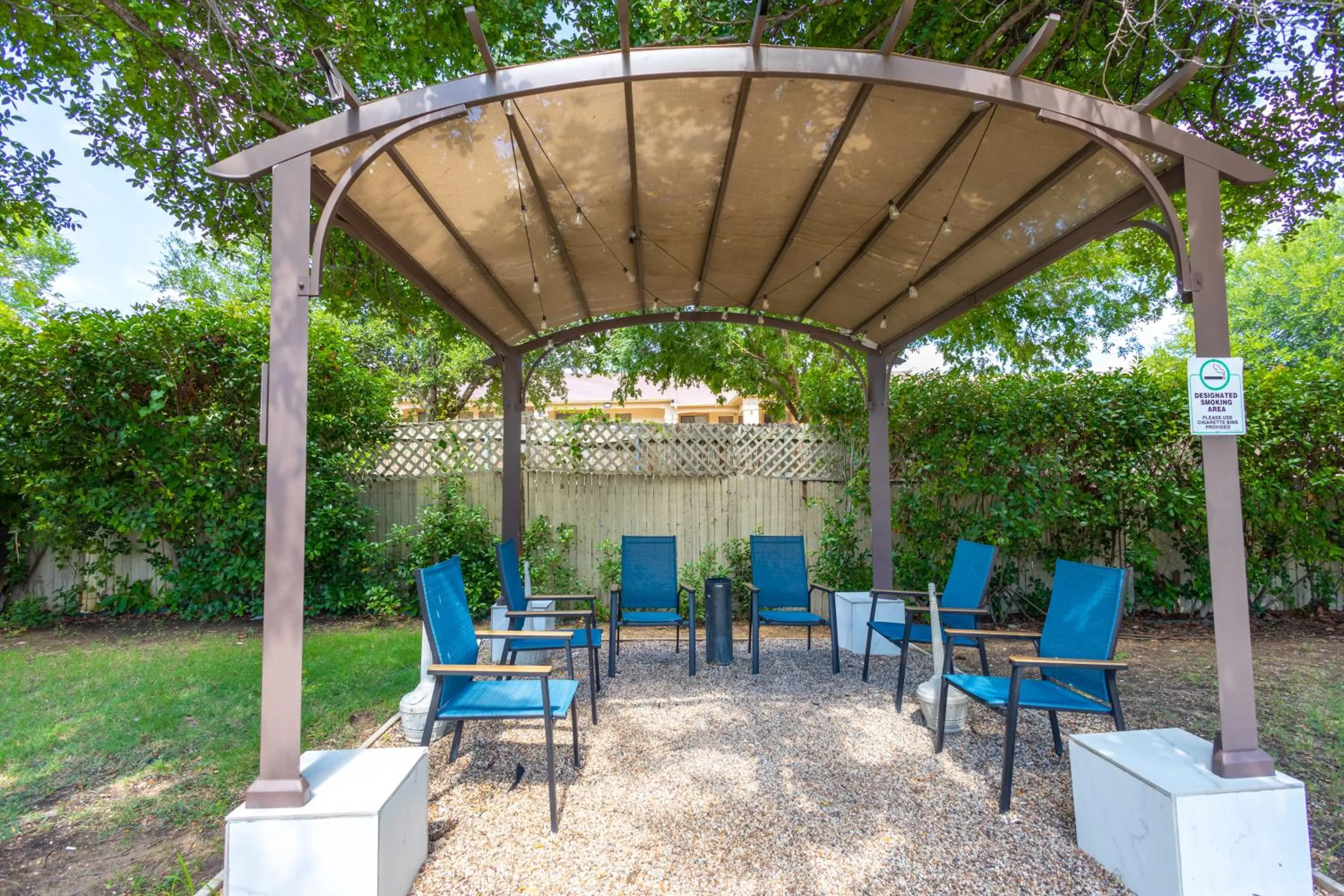 Patio in Days Inn by Wyndham Arlington