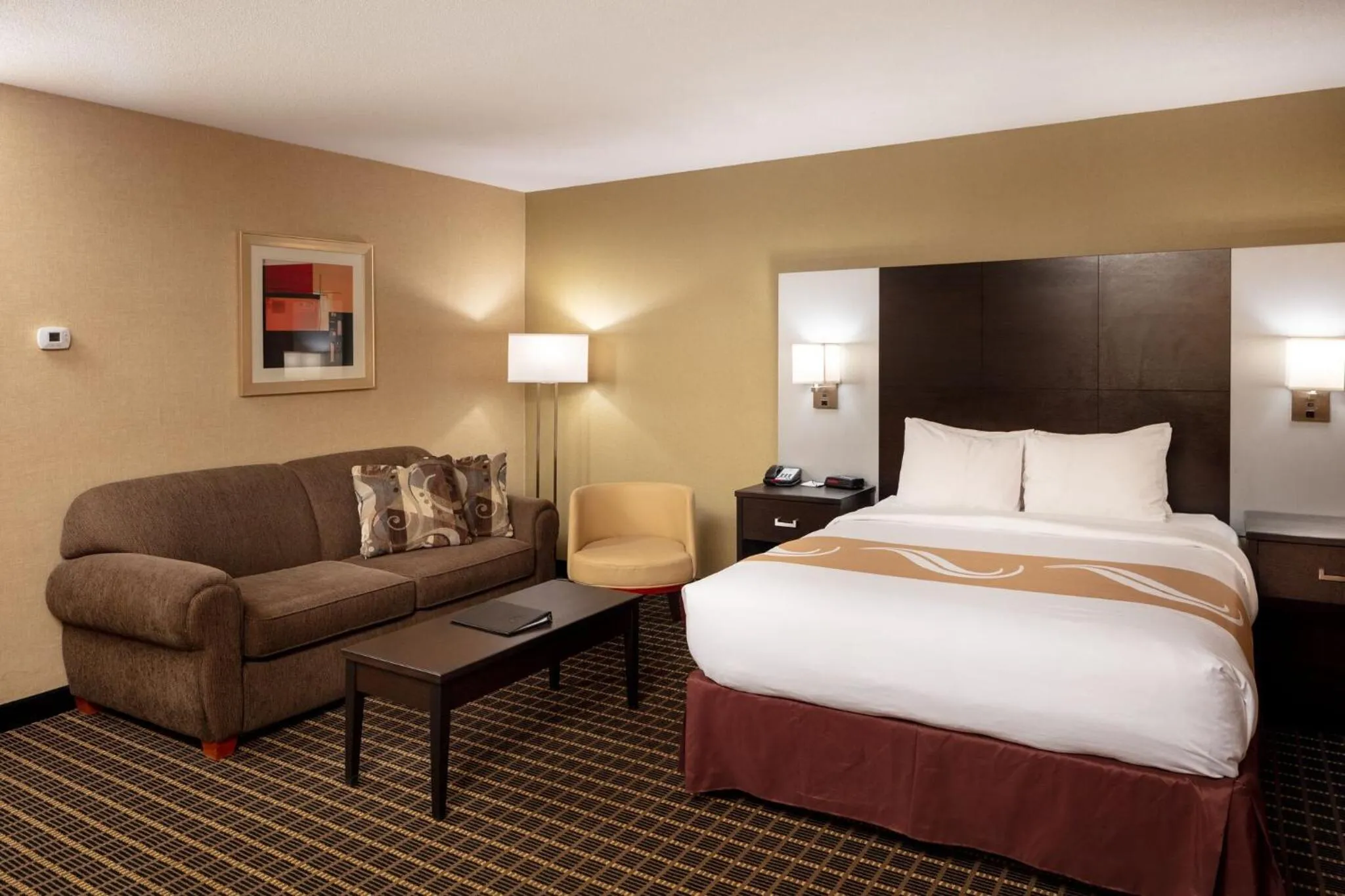 Bed in Quality Inn & Suites Windsor - Downtown