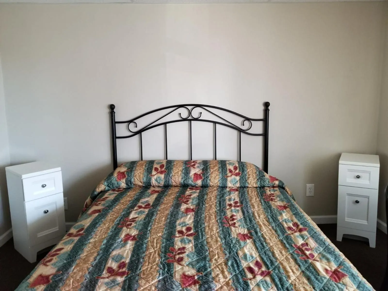 Bed in River Inn by Niagara Falls