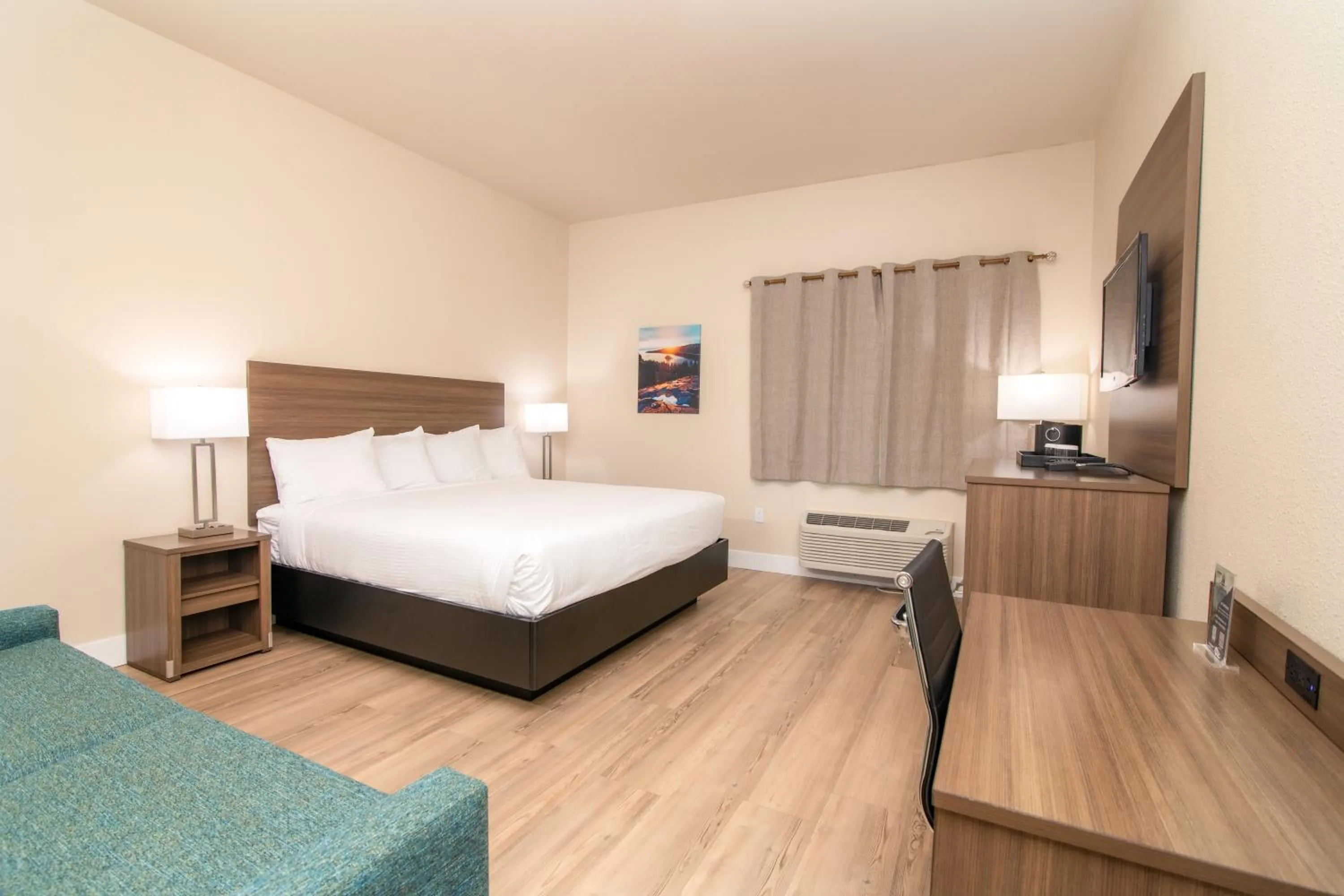 Photo of the whole room, Bed in Westhaven Inn Pollock Pines Camino