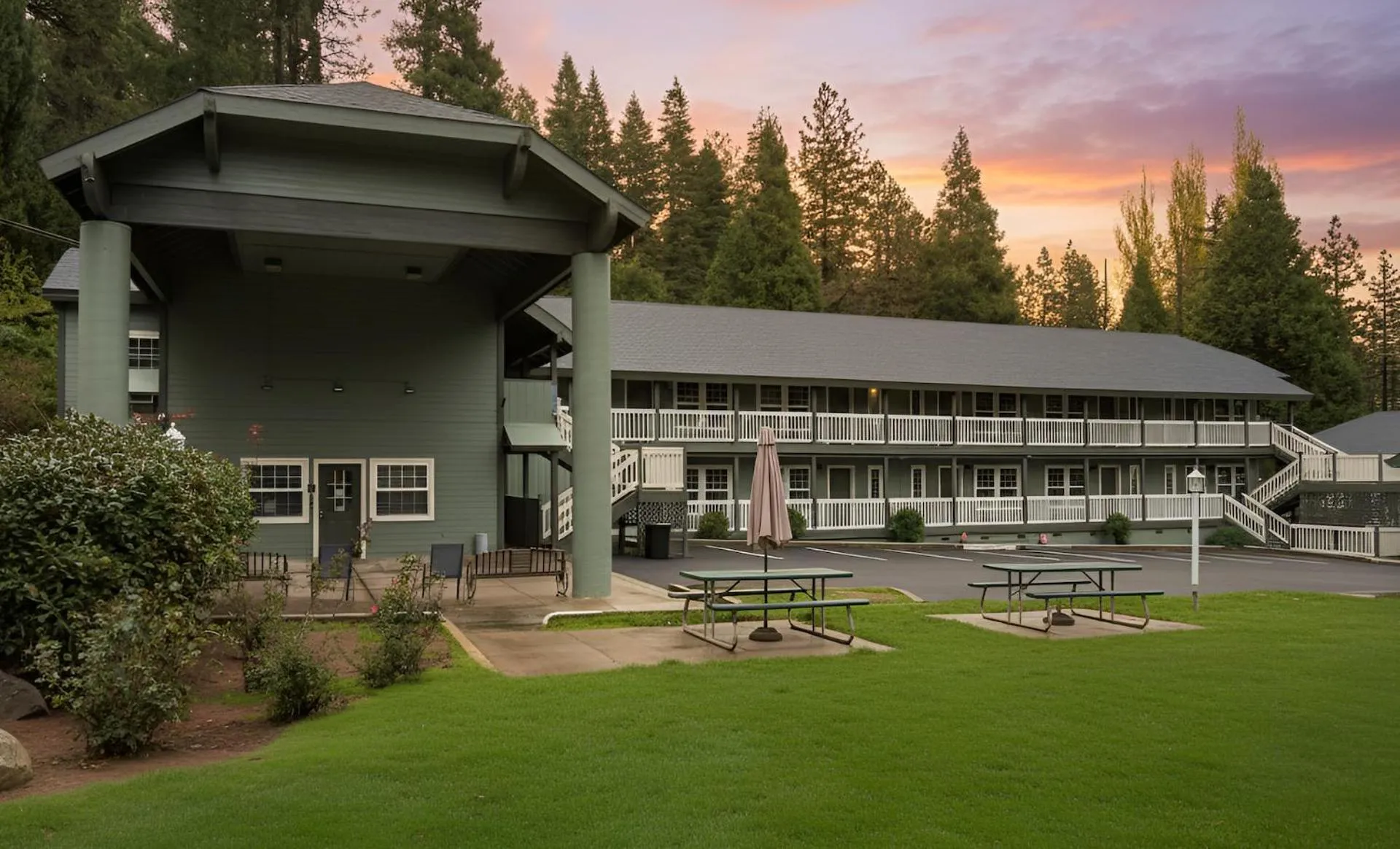 Property building in Westhaven Inn Pollock Pines Camino