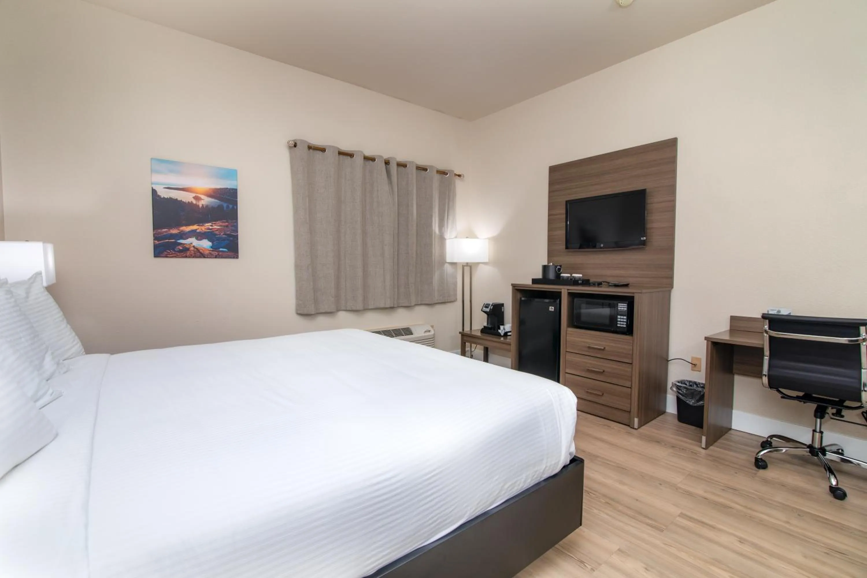 Bed in Westhaven Inn Pollock Pines Camino