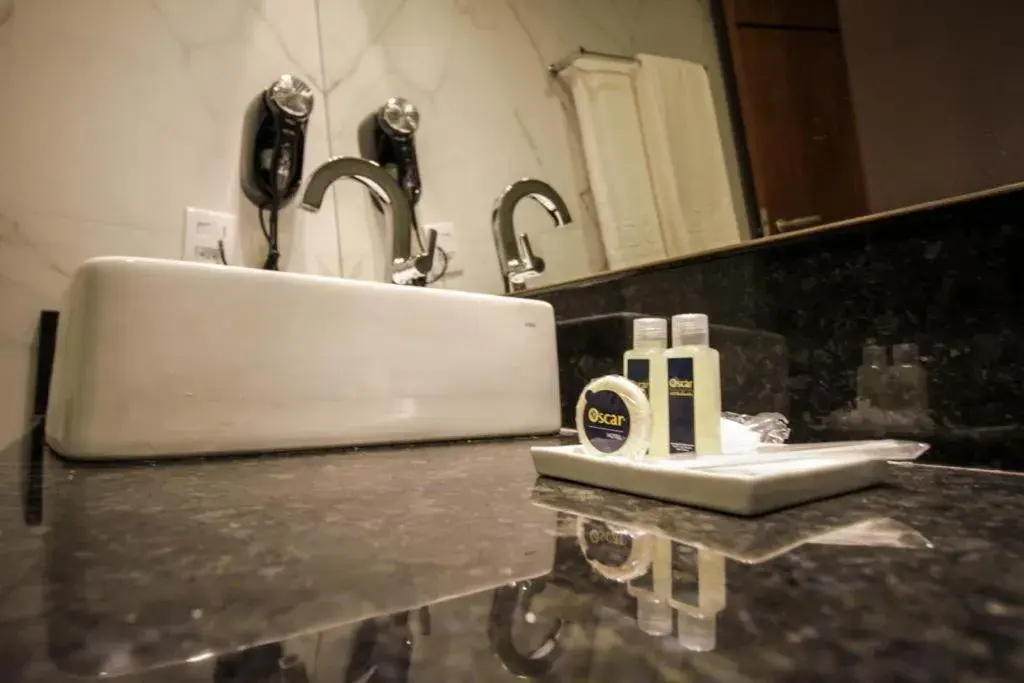 Bathroom in Oscar Hotel Executive Bathroom in Oscar Hotel Executive