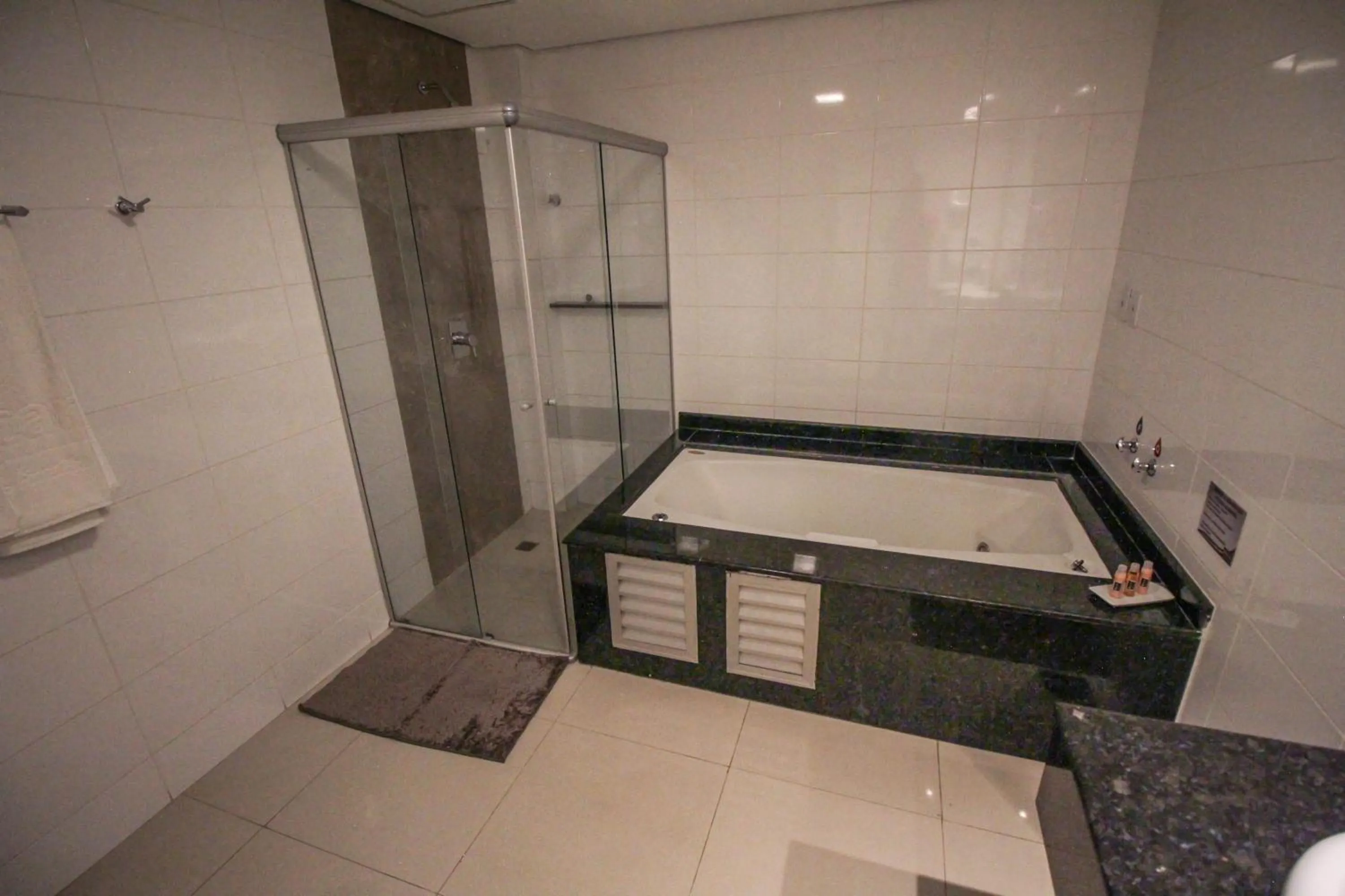 Bathroom in Oscar Hotel Executive