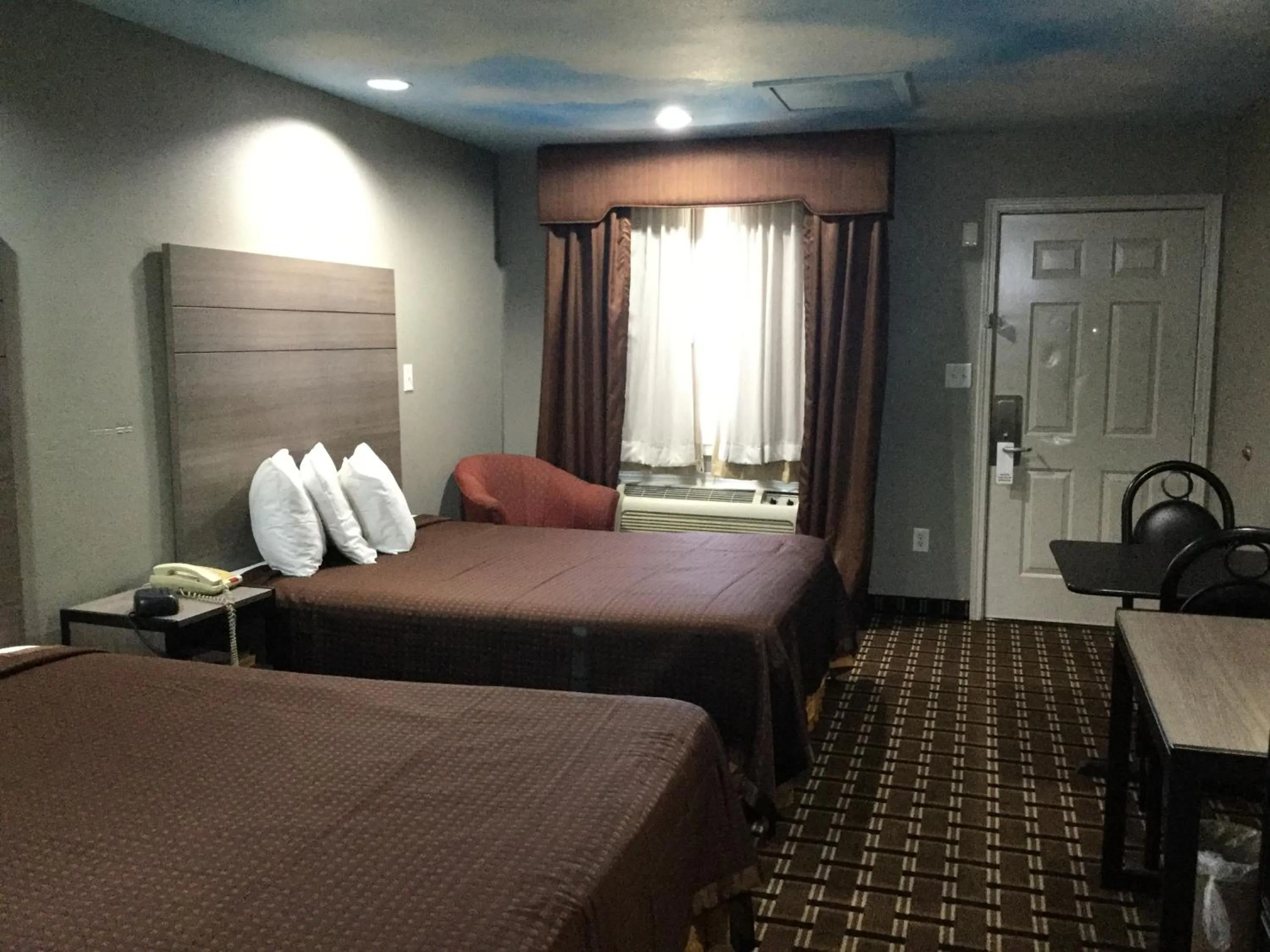 Bed in Luxury Inn and Suites Seaworld