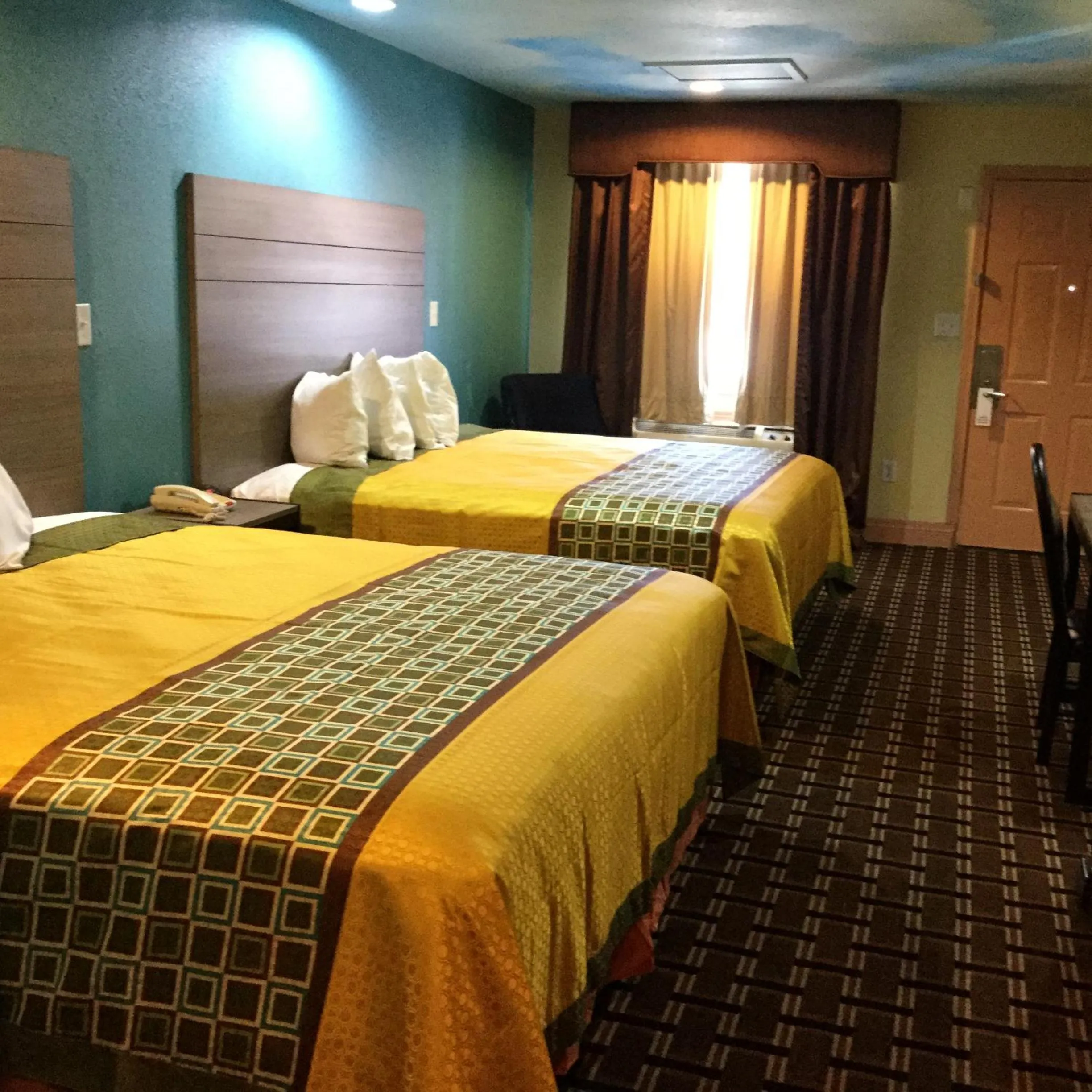 Bed in Luxury Inn and Suites Seaworld