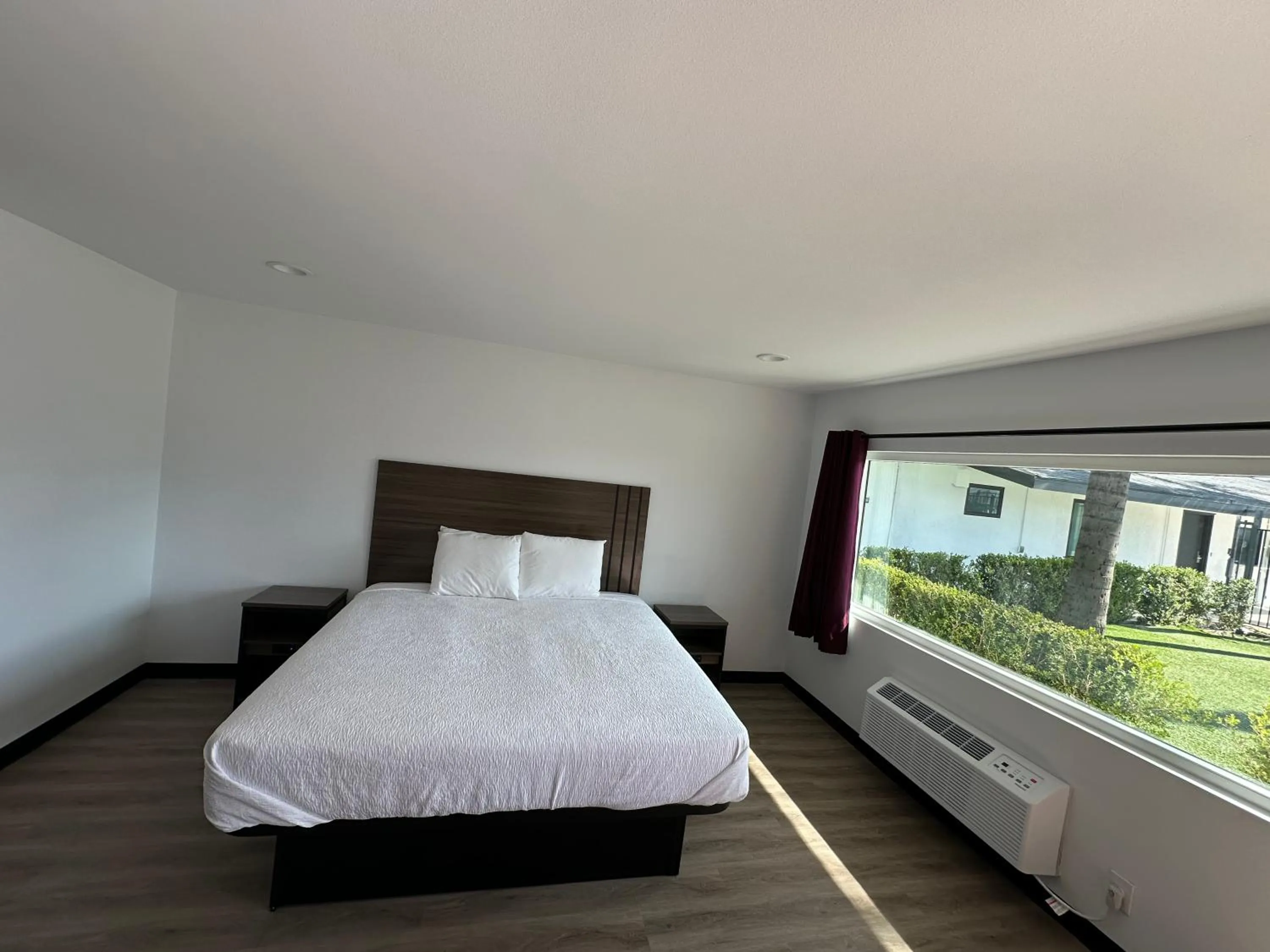 Bed in Hyland Inn Van Nuys