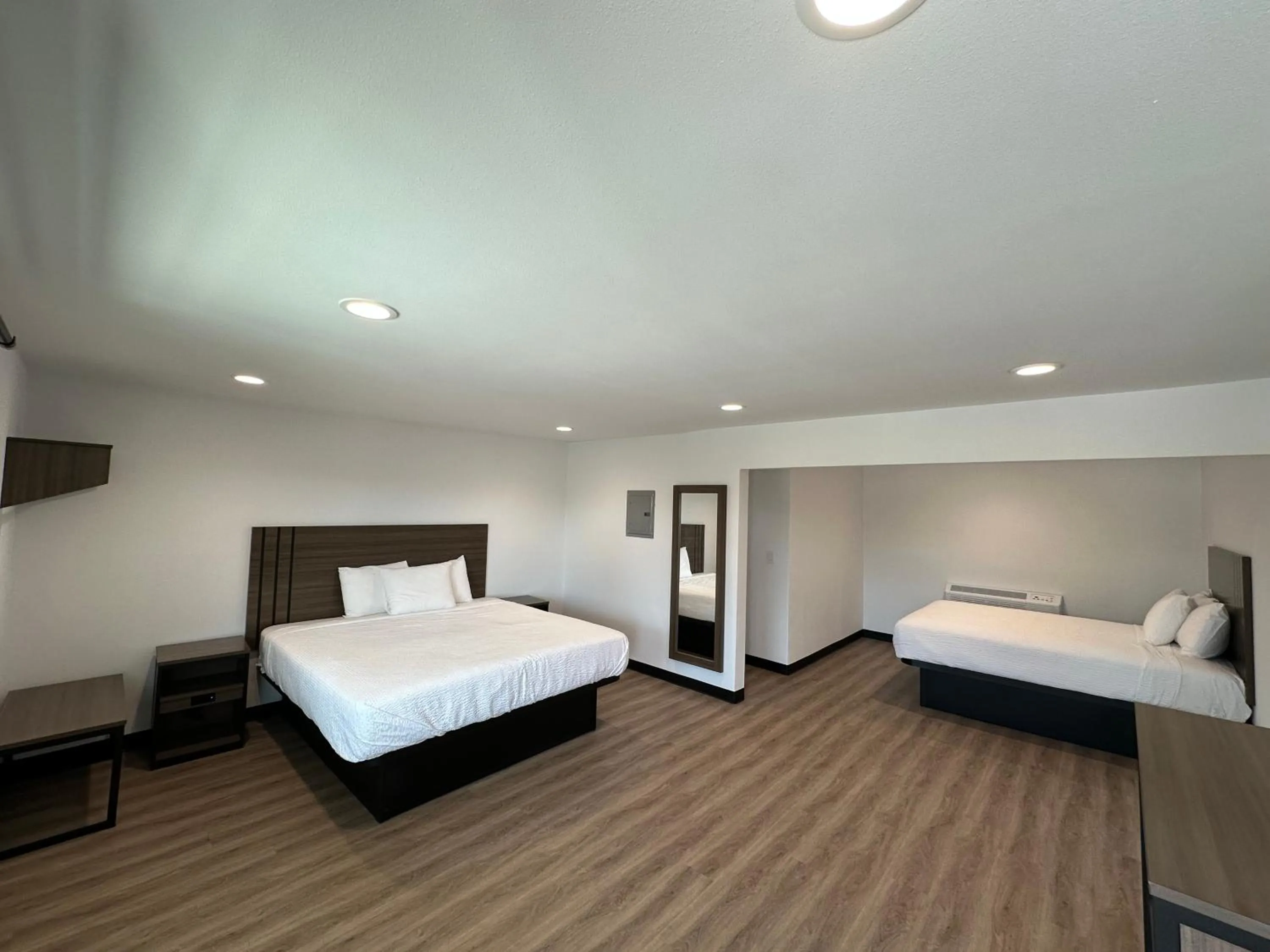 Bed in Hyland Inn Van Nuys