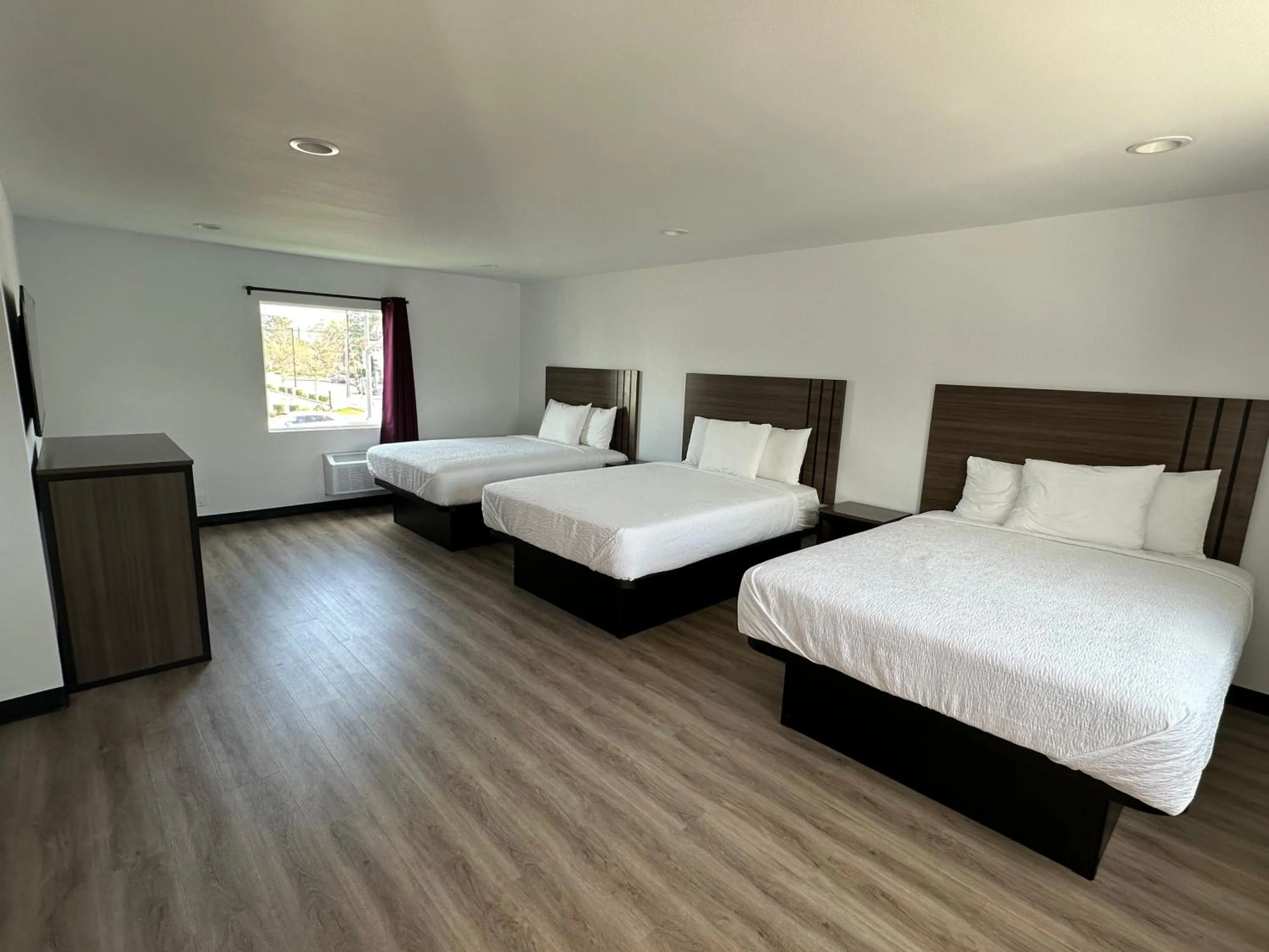 Bed in Hyland Inn Van Nuys