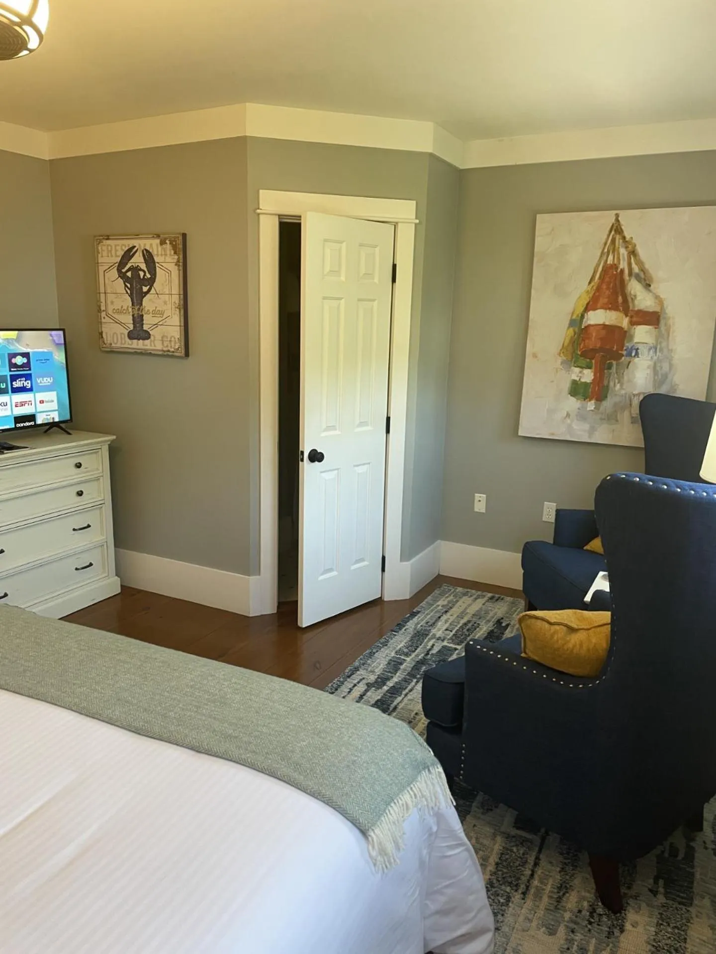 Photo of the whole room in White Sails Inn