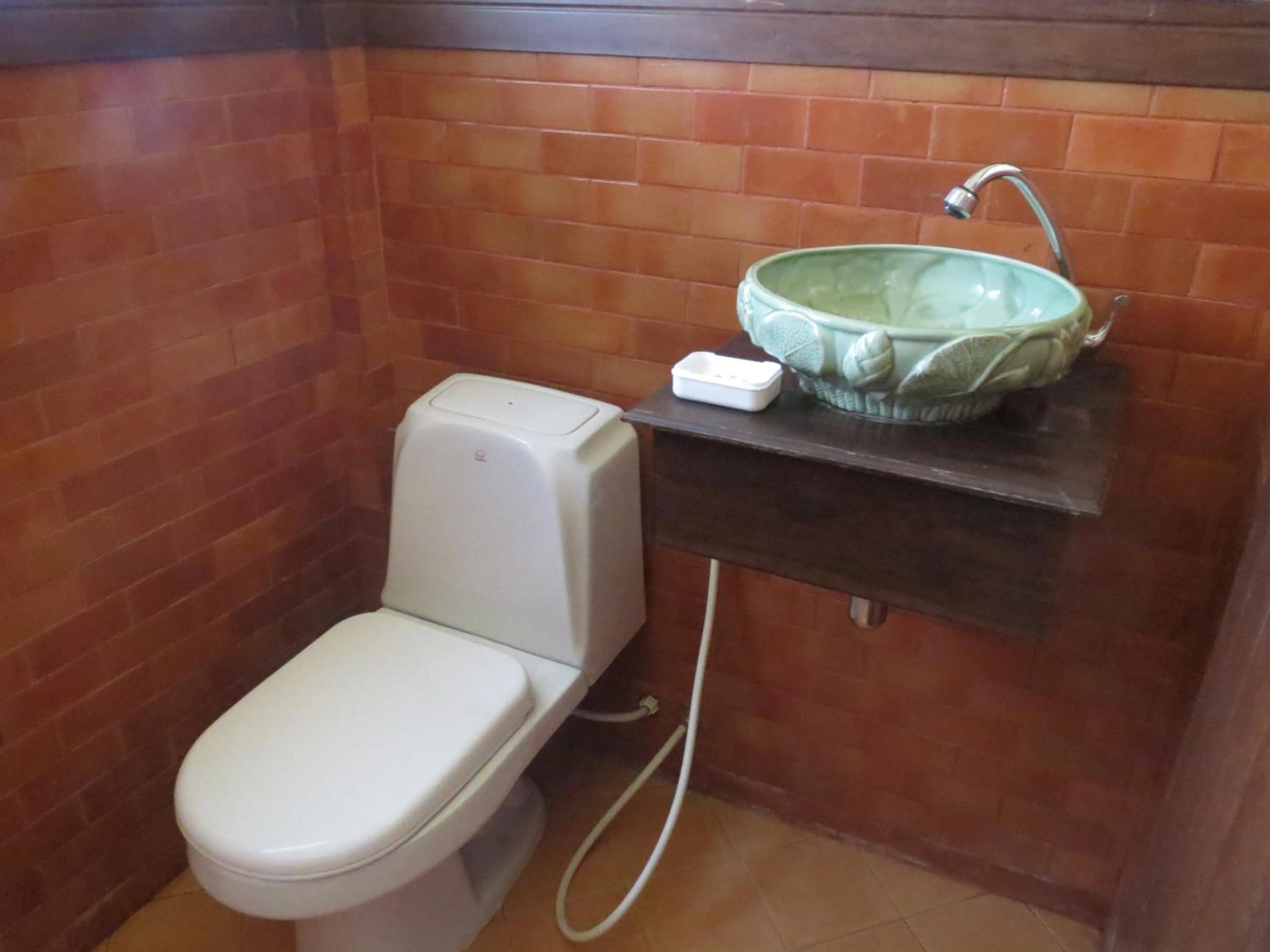 Toilet in Baanlek Home Stay