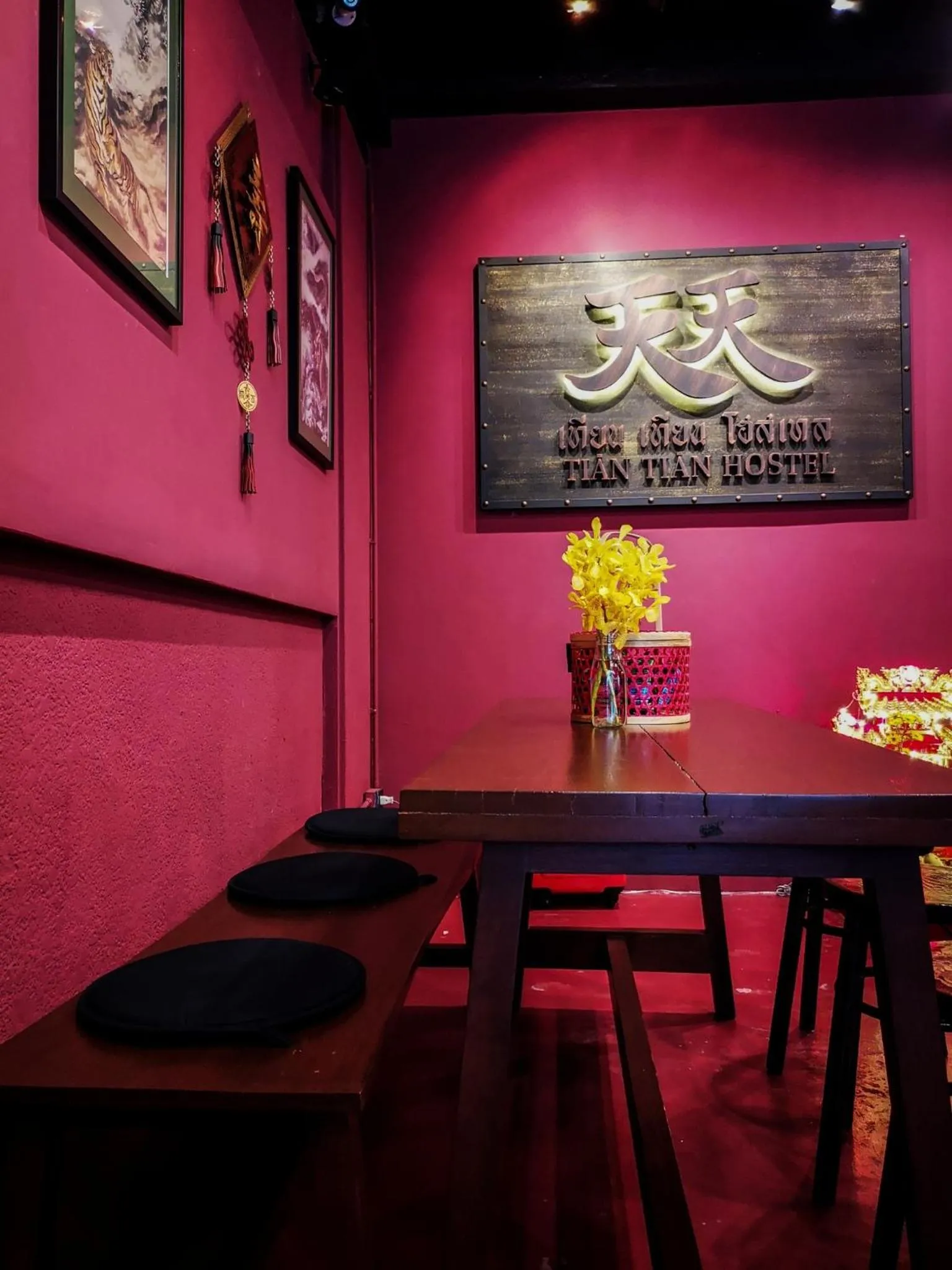 Communal lounge/ TV room in Tian Tian Hostel