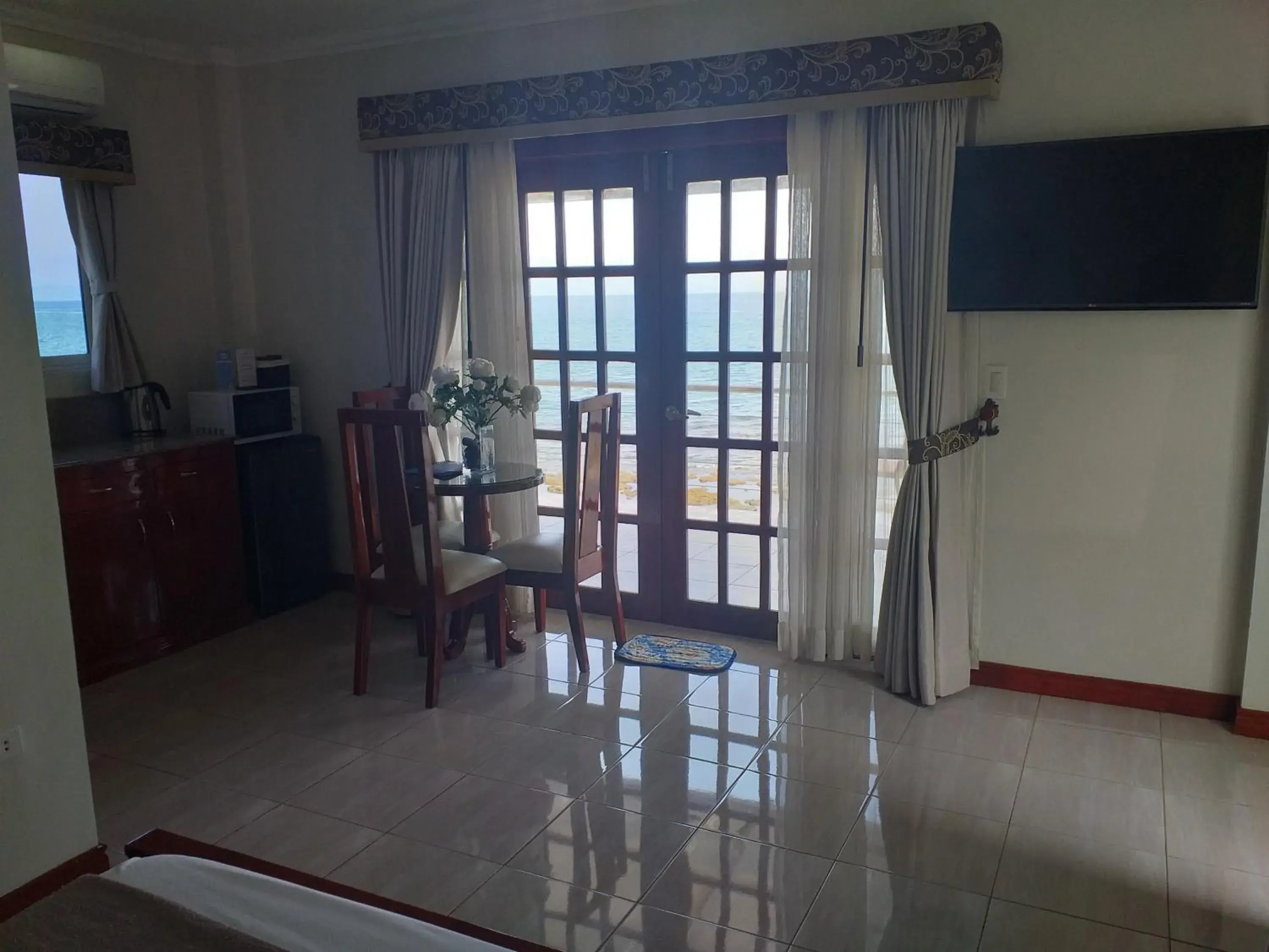 Evening entertainment in Ocean Breeze Resort Evening entertainment in Ocean Breeze Resort