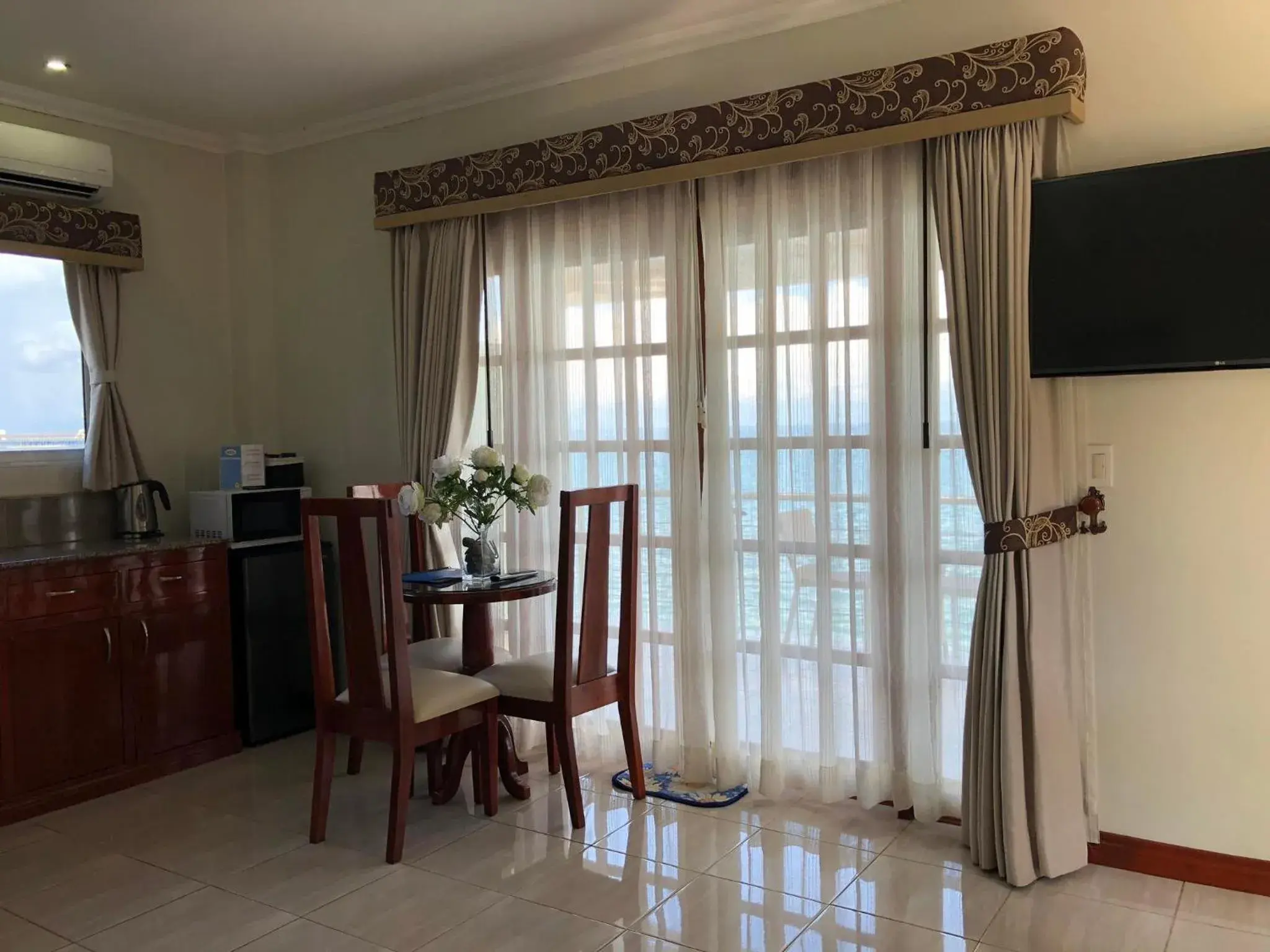 Kitchen or kitchenette in Ocean Breeze Resort Kitchen or kitchenette in Ocean Breeze Resort