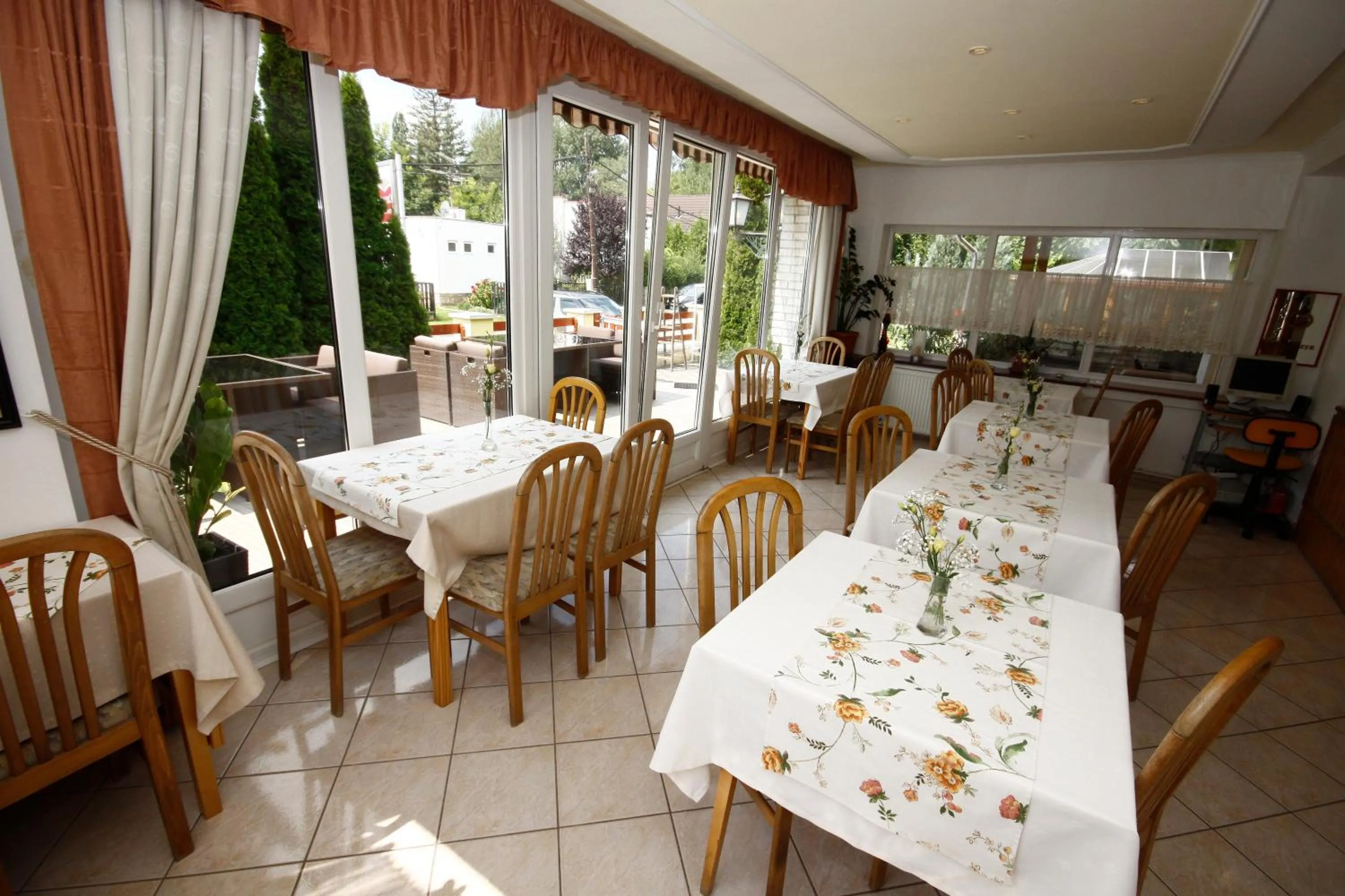 Restaurant/places to eat in Parti Panzió