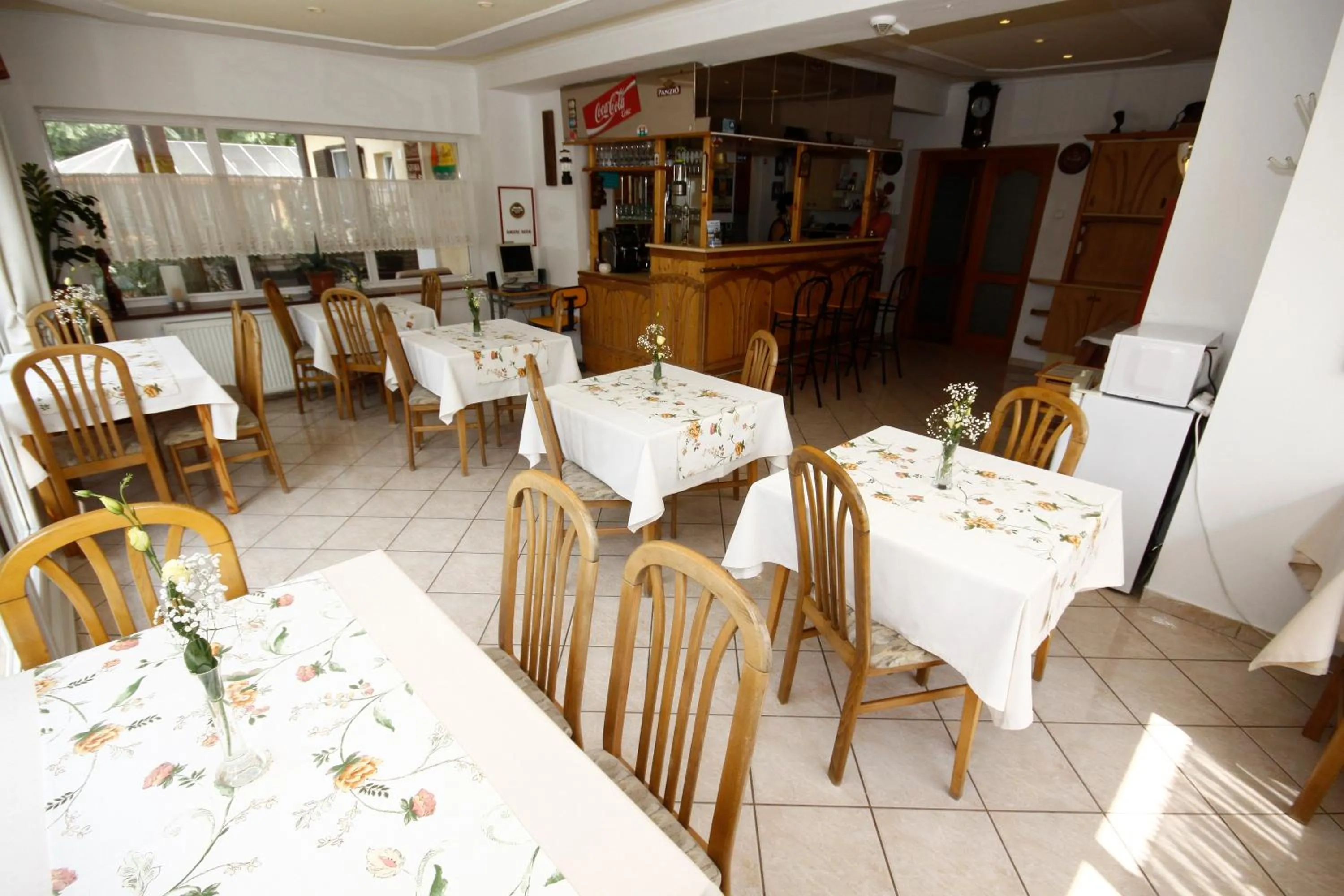 Restaurant/places to eat in Parti Panzió
