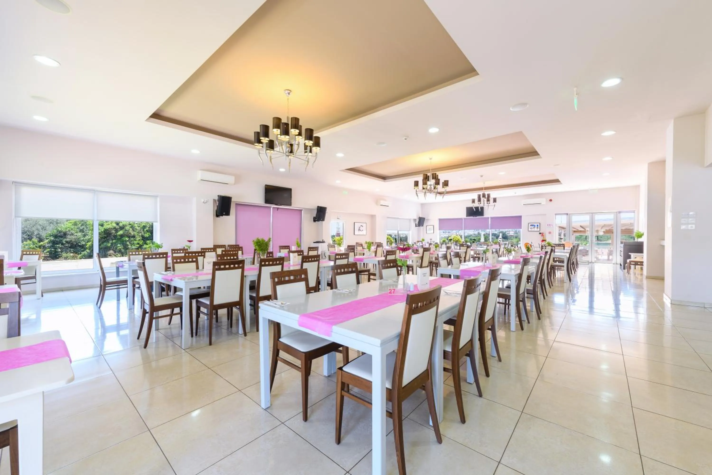 Restaurant/places to eat in Kama Lifestyle Apartments