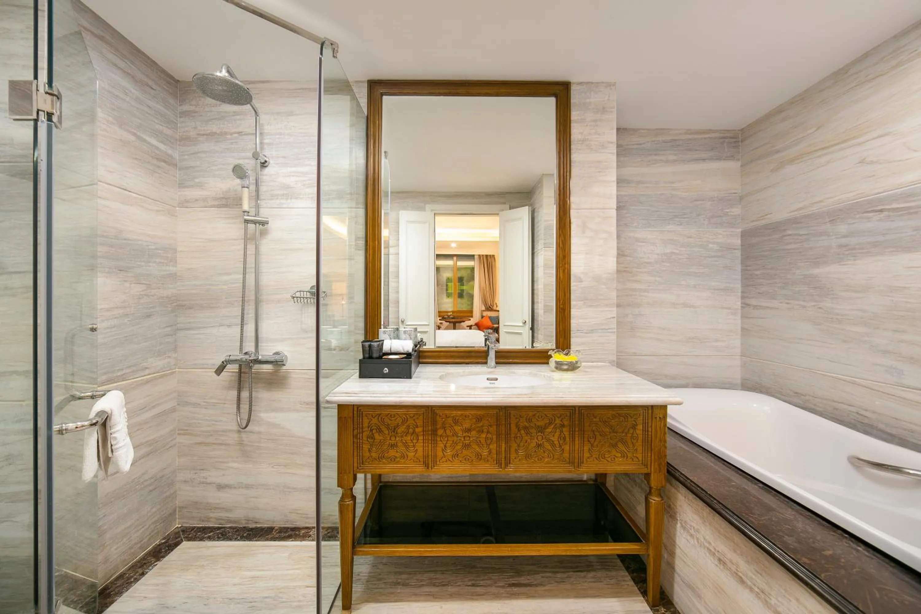 Bathroom in Hanoi Dalvostro Valentino Hotel & Spa