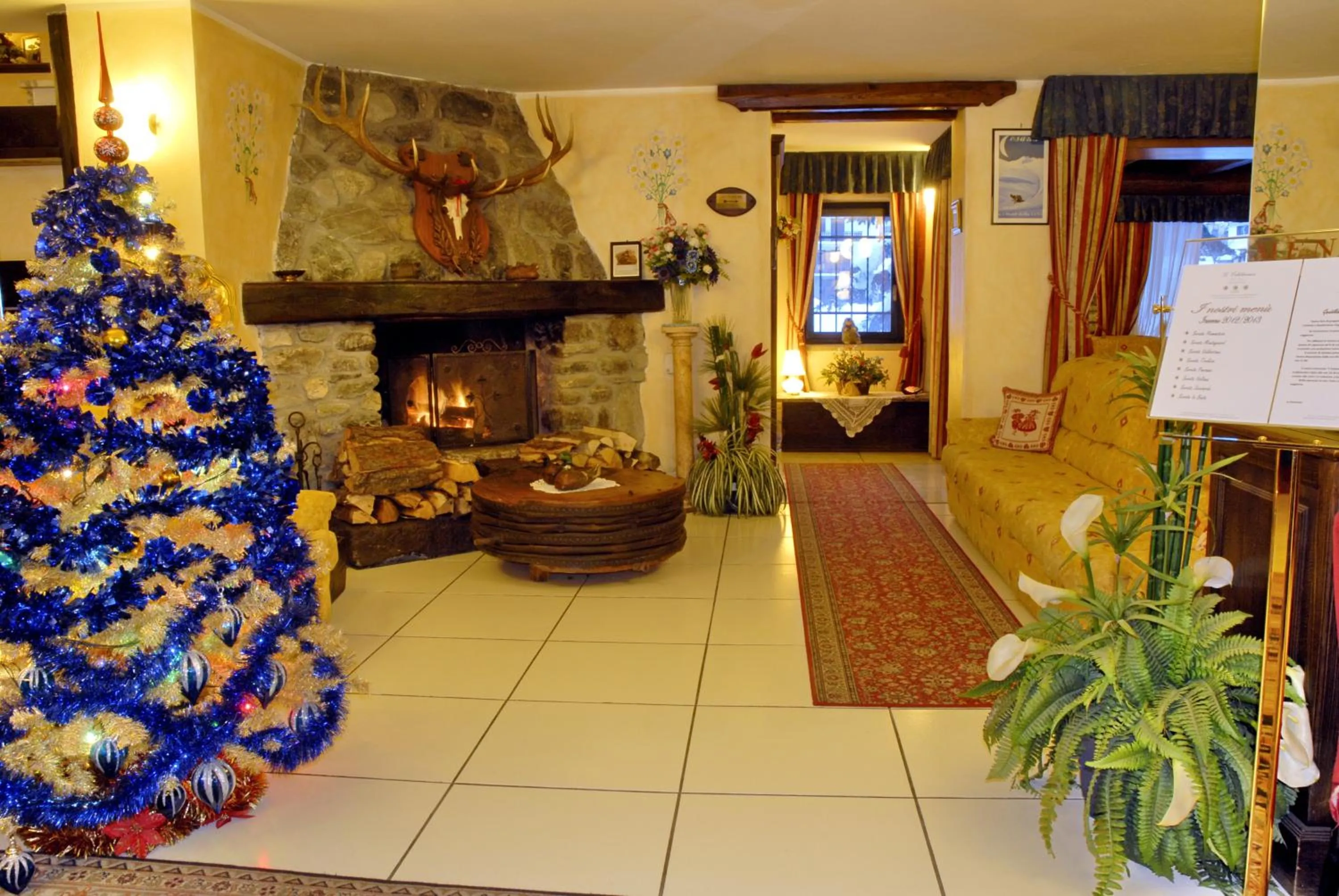 Communal lounge/ TV room in Hotel Edelweiss & SPA