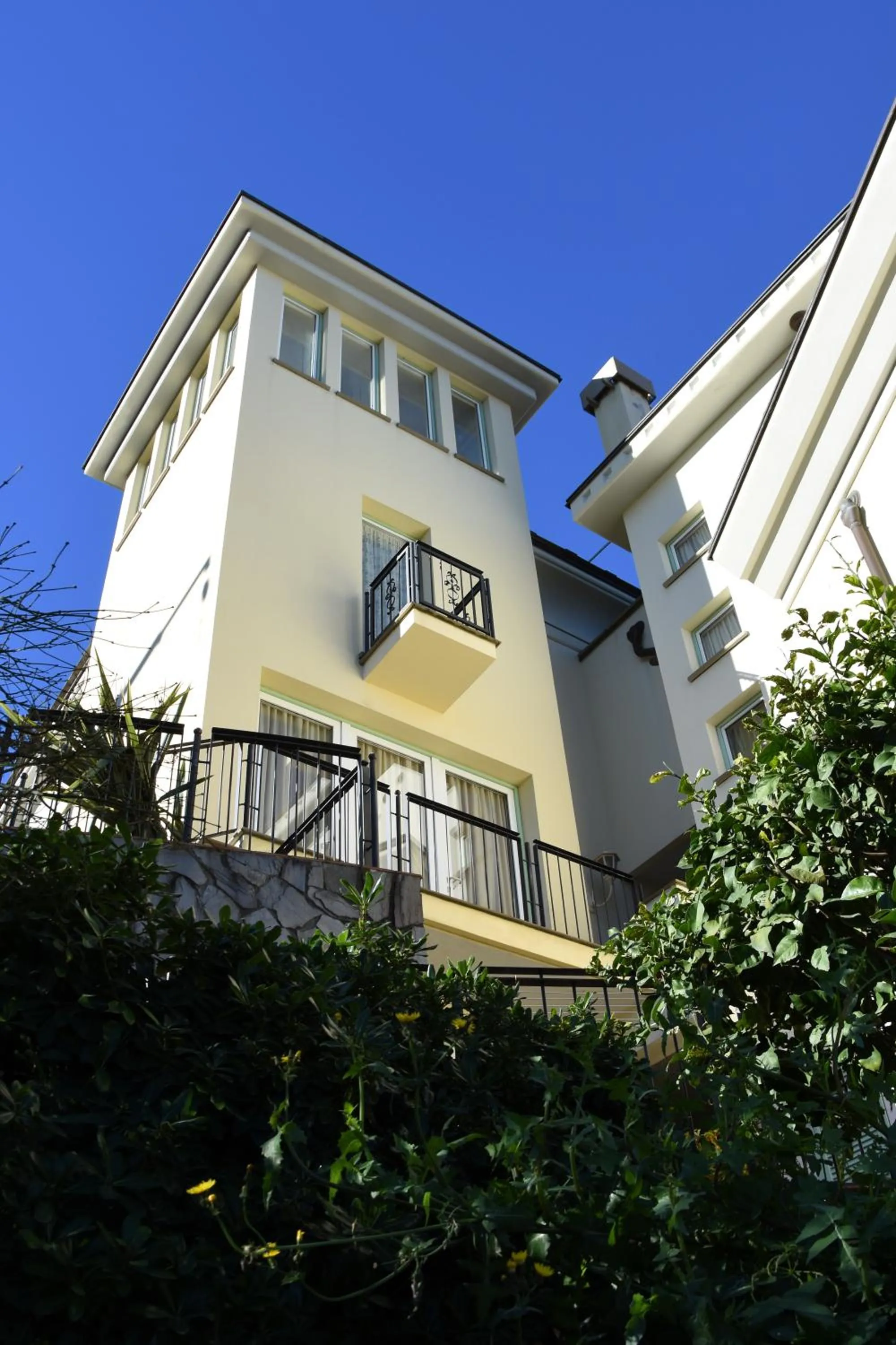 Property building in Villa Nina